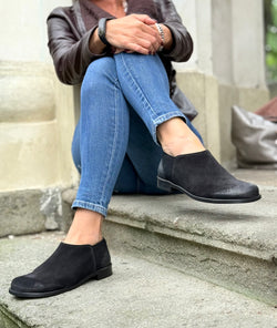 Image of Levante Black scarpa bassa in crosta nera con cerniera tacco 2 cm artigianale