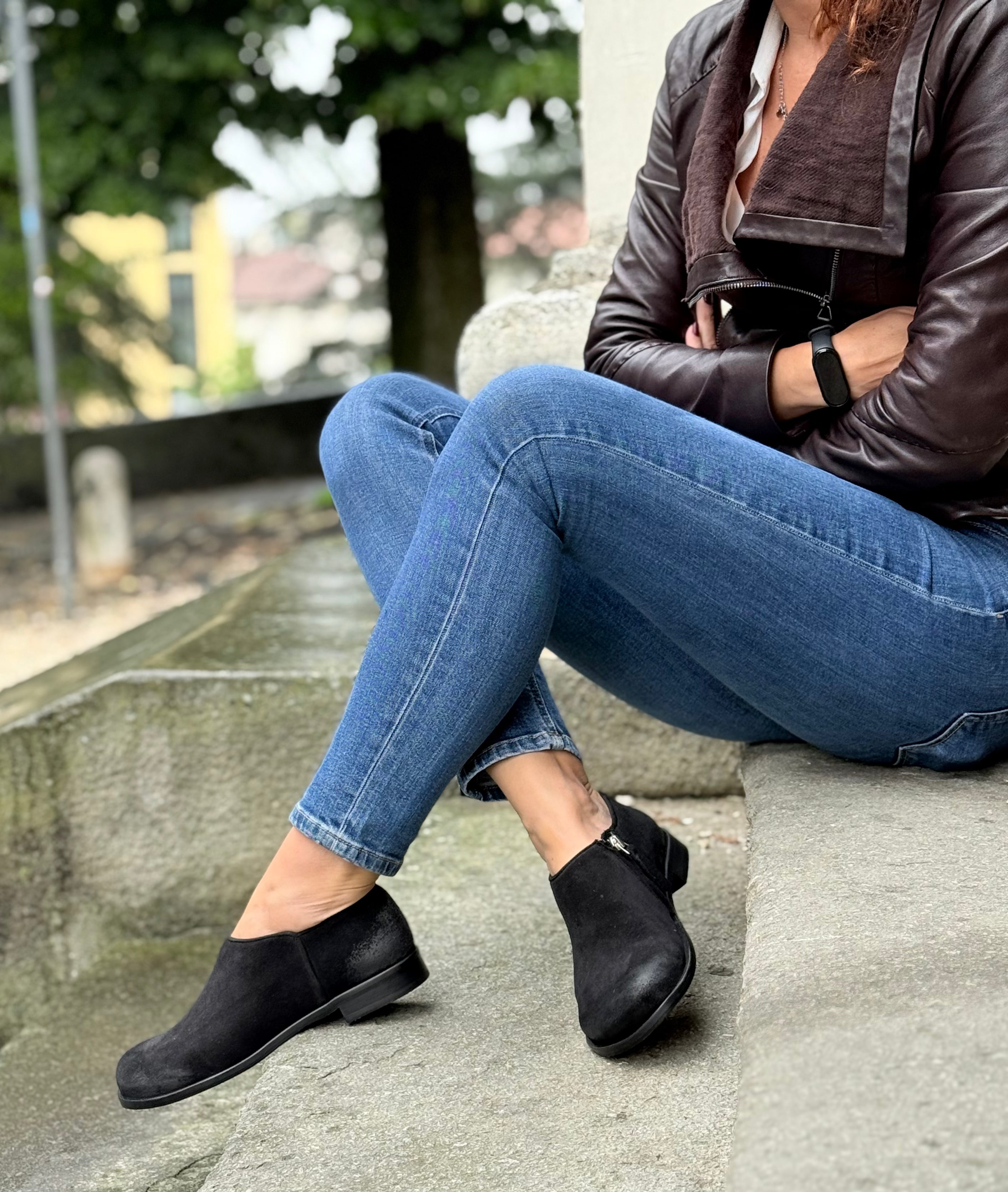 Image of Levante Black scarpa bassa in crosta nera con cerniera tacco 2 cm artigianale