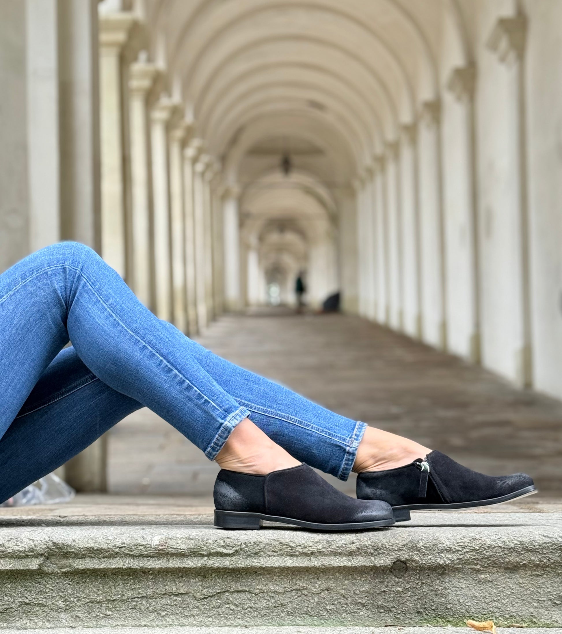 Levante Black scarpa bassa in crosta nera con cerniera tacco 2 cm artigianale