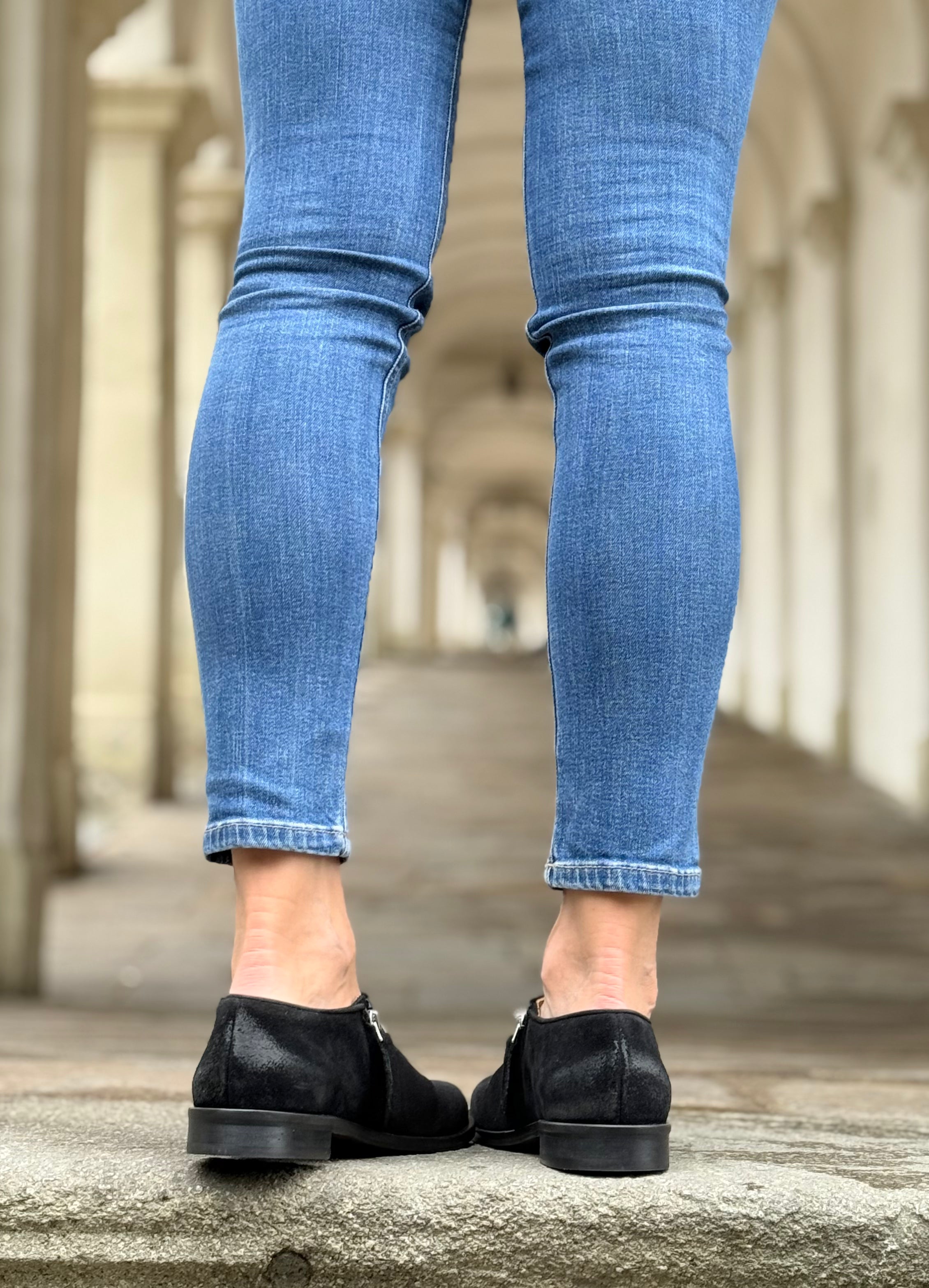 Image of Levante Black scarpa bassa in crosta nera con cerniera tacco 2 cm artigianale