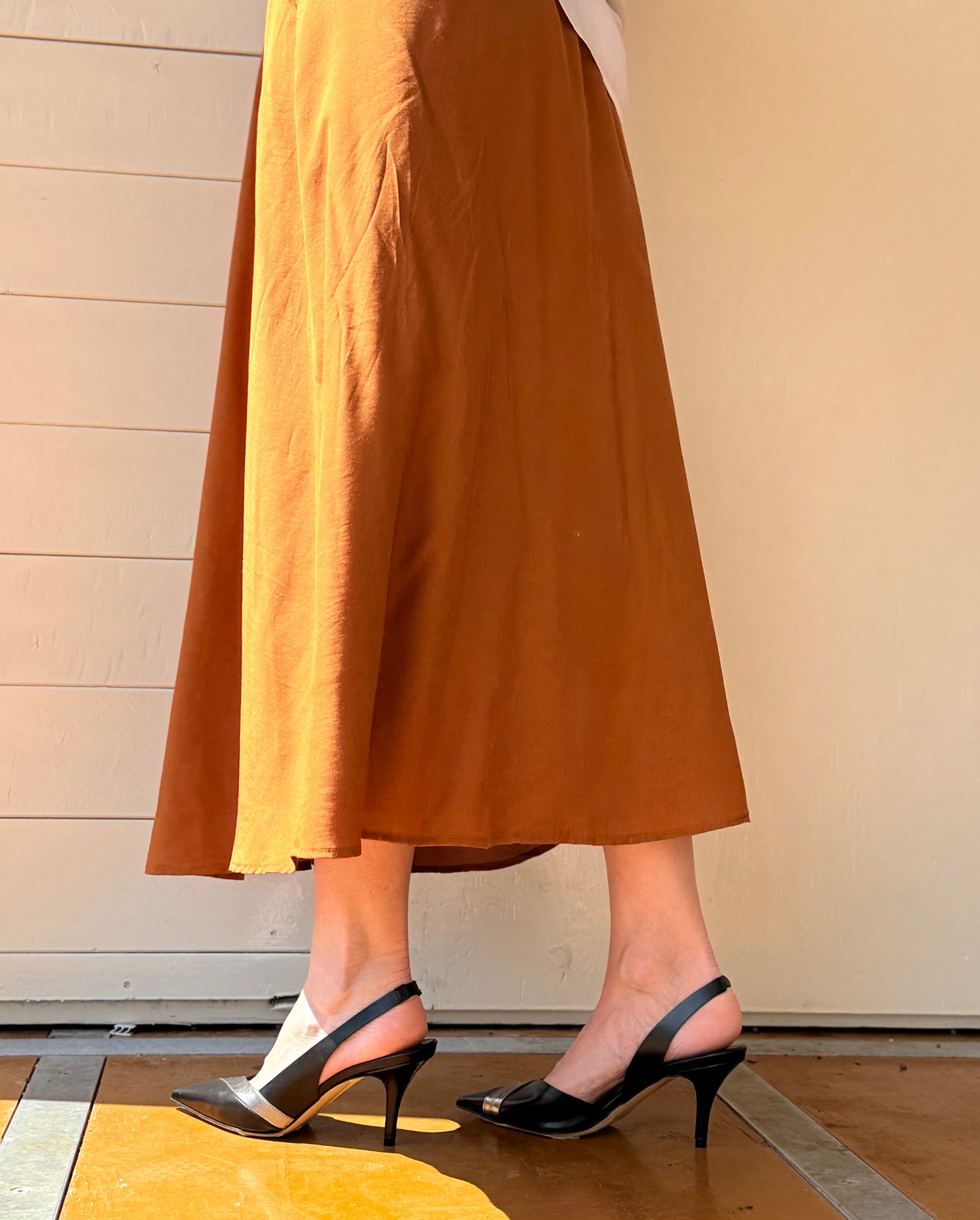 Image of Carry Black decollete a chanel in pelle nera e argento tacco 7 artigianale marchigiana