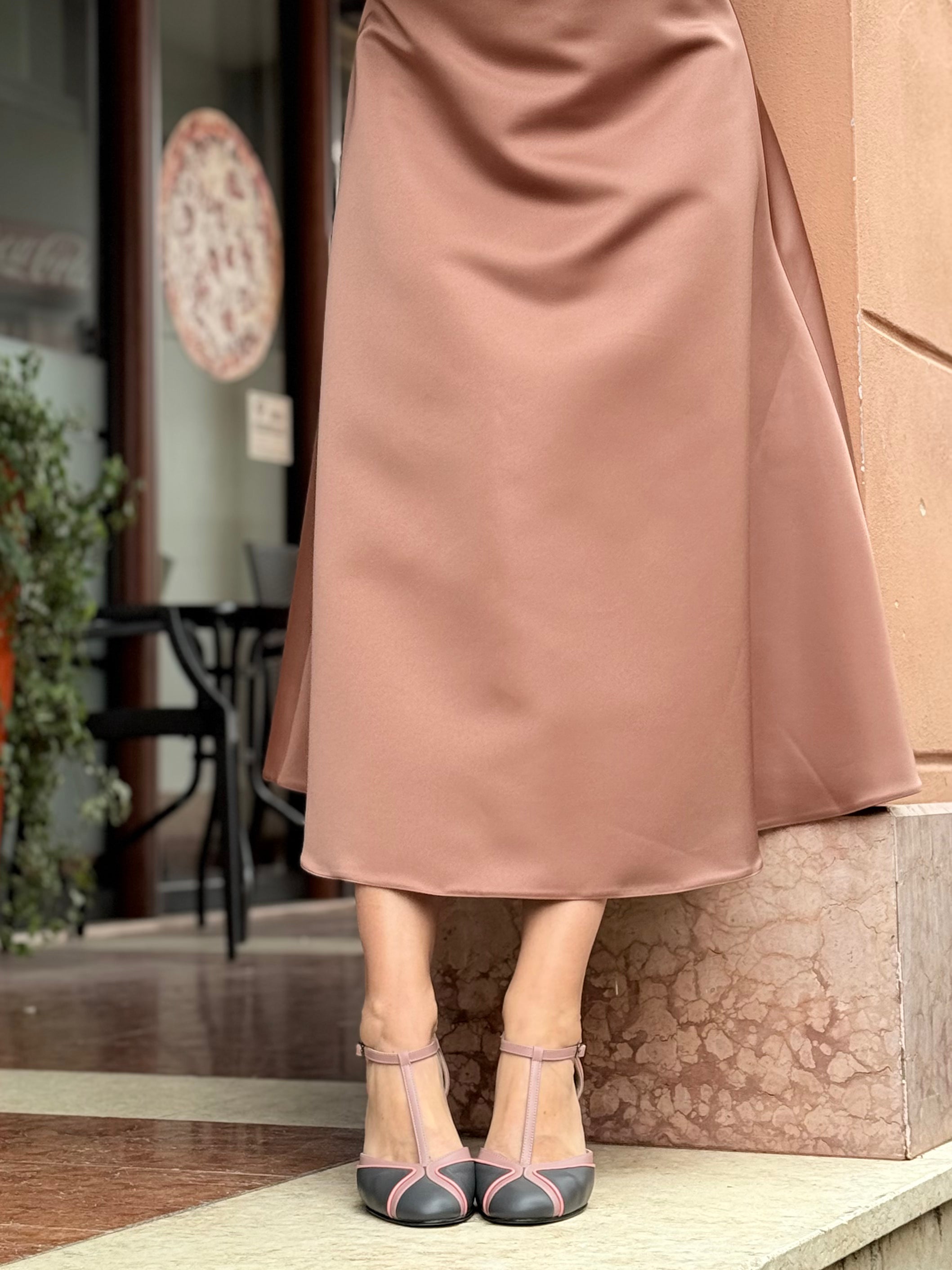 Strauss Grey t bar in nappa grigia con profilo rosa con tacco 5.5 cm. artigianale marchigiana