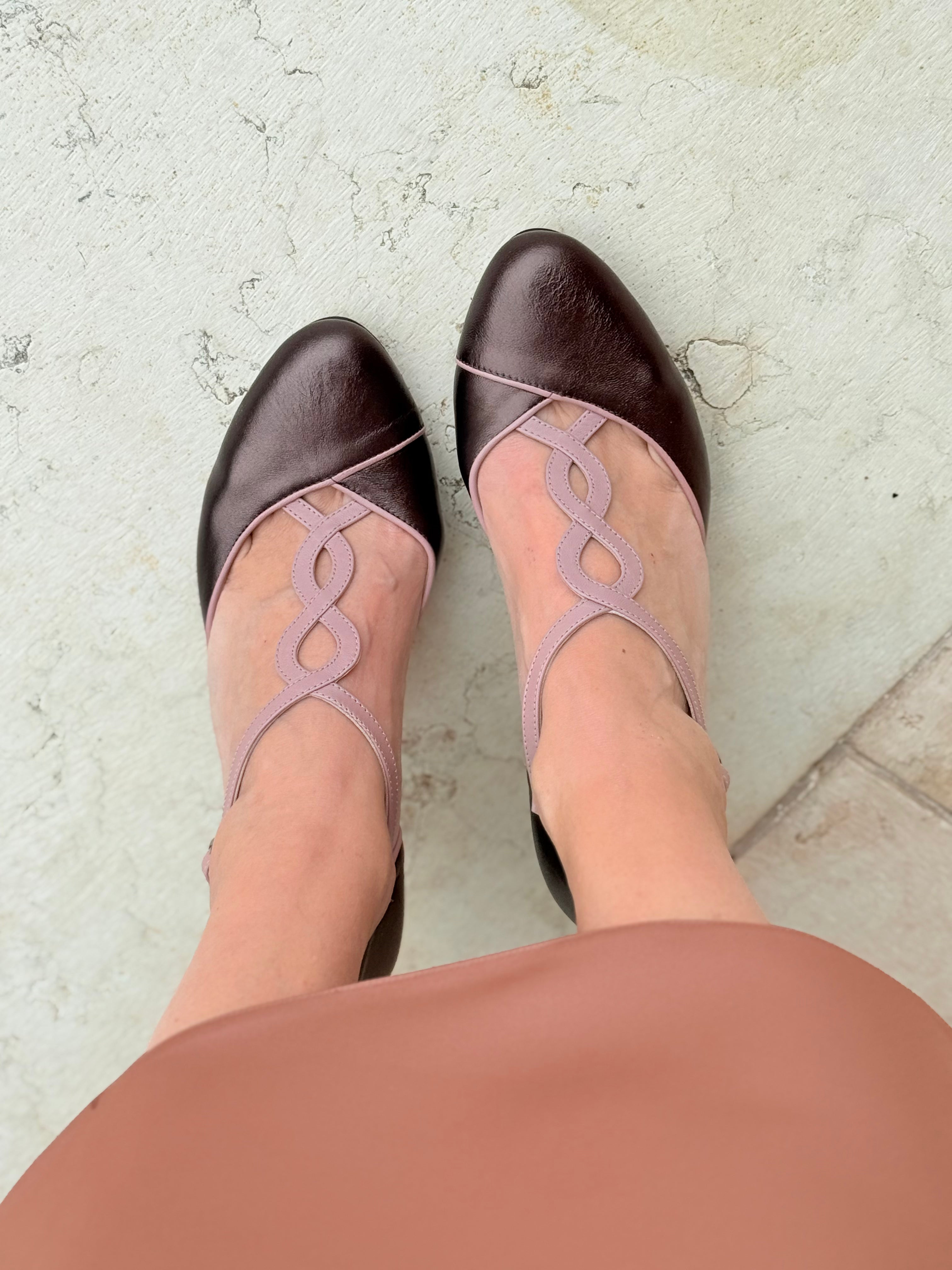 Image of Loop Moro decolletè t bar in nappa marrone laminato tacco 8 cm - artigianale marchigiana