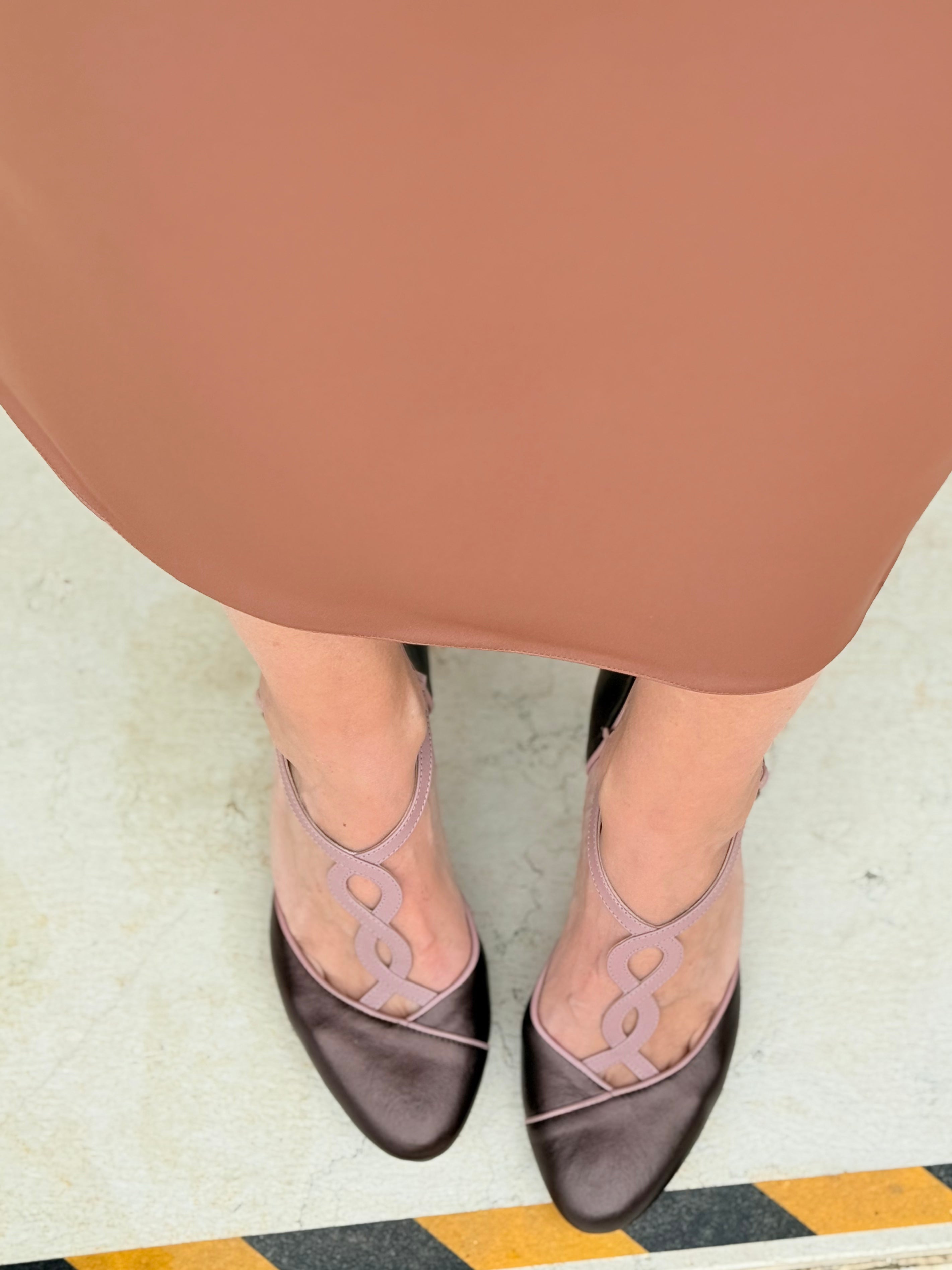 Image of Loop Moro decolletè t bar in nappa marrone laminato tacco 8 cm - artigianale marchigiana