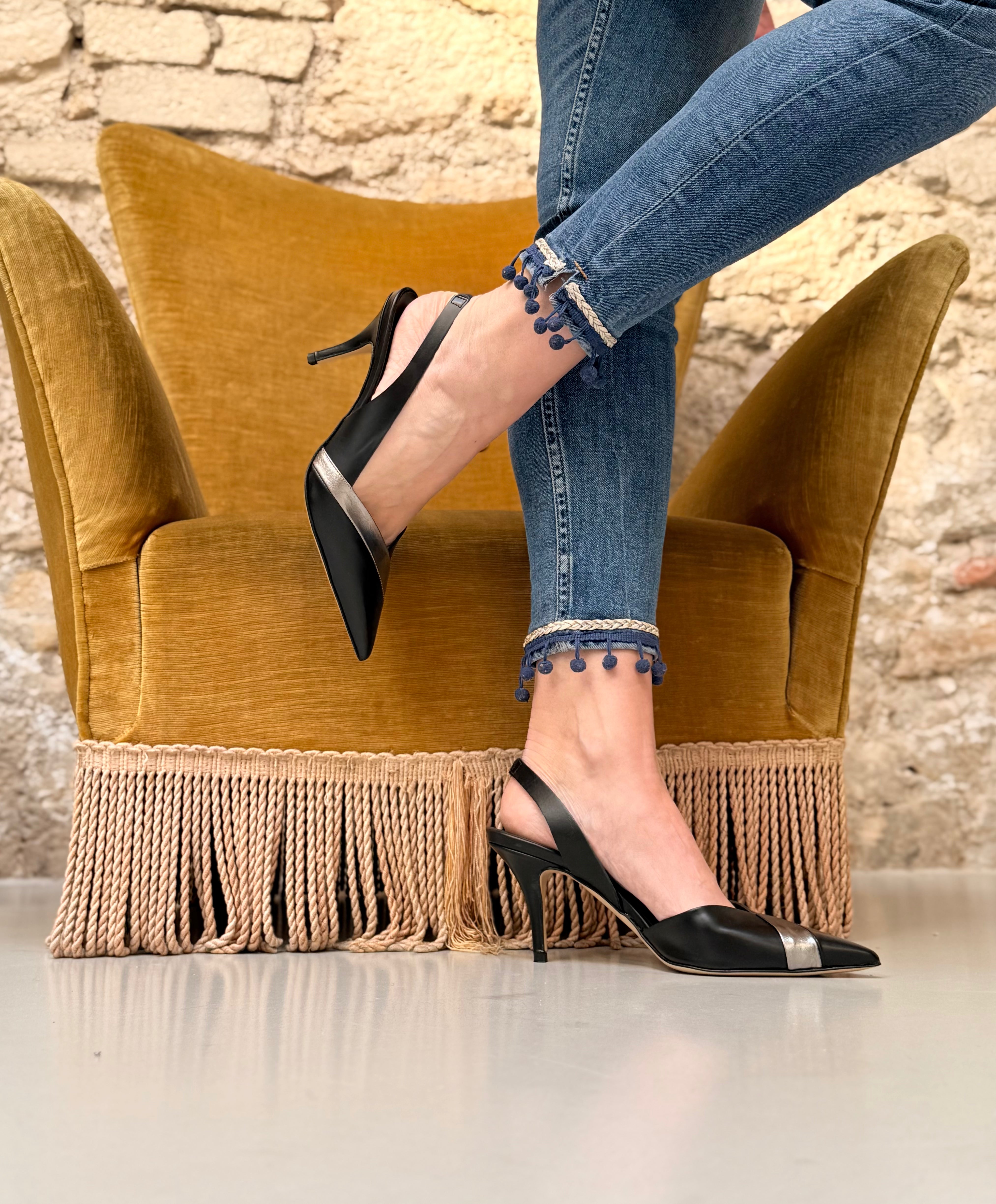 Image of Carry Black decollete a chanel in pelle nera e argento tacco 7 artigianale marchigiana