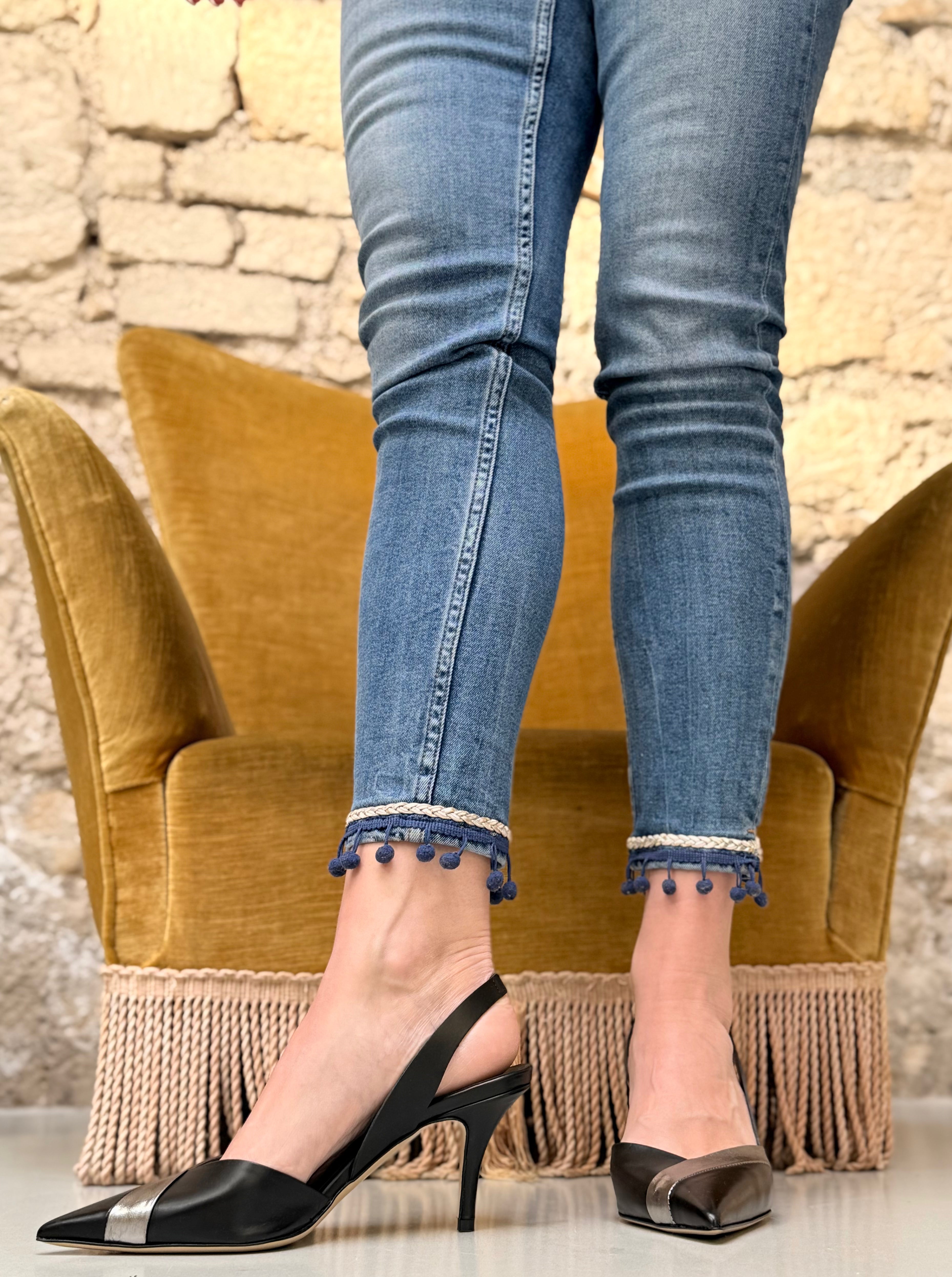 Image of Carry Black decollete a chanel in pelle nera e argento tacco 7 artigianale marchigiana