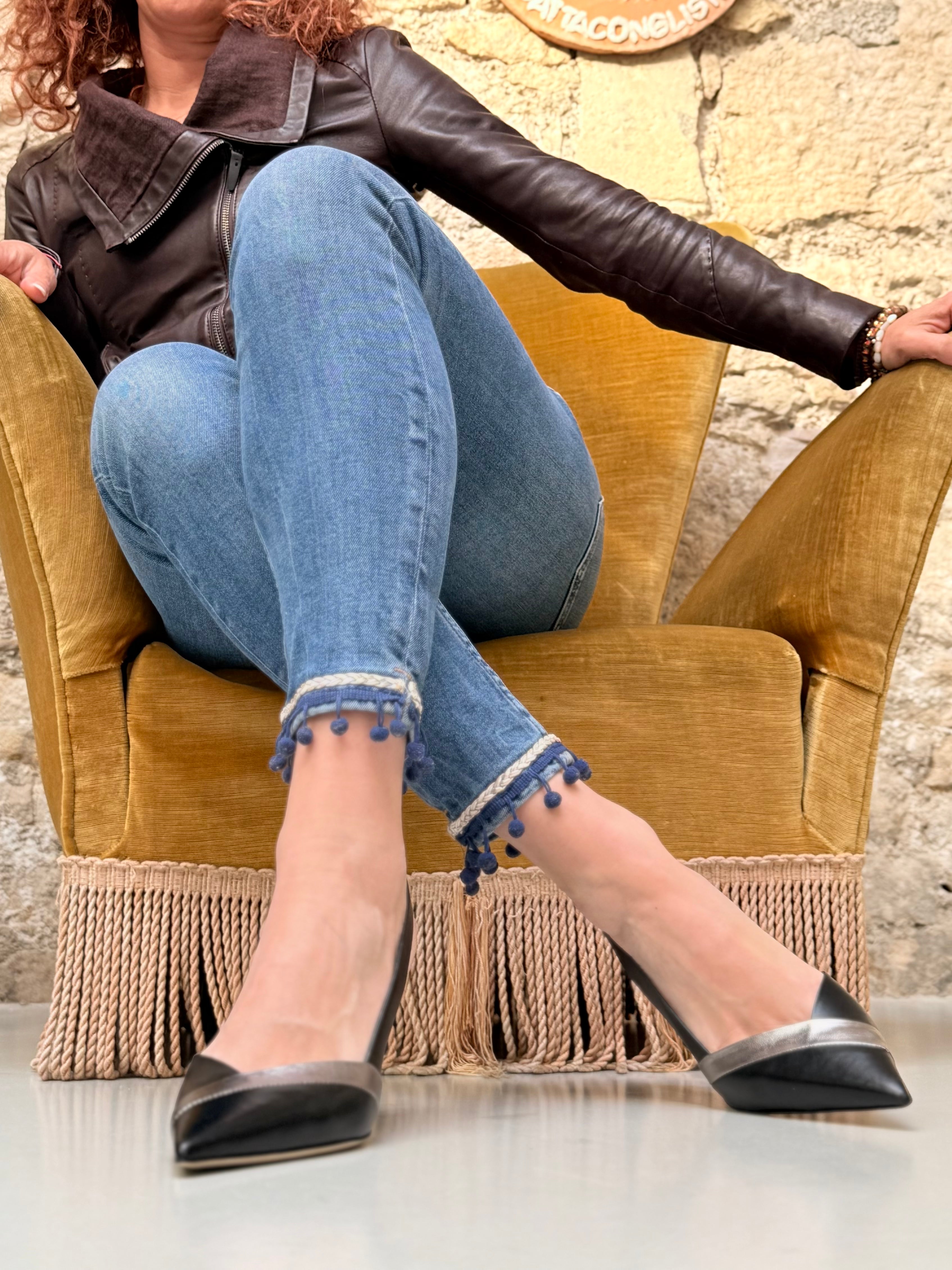 Image of Carry Black decollete a chanel in pelle nera e argento tacco 7 artigianale marchigiana