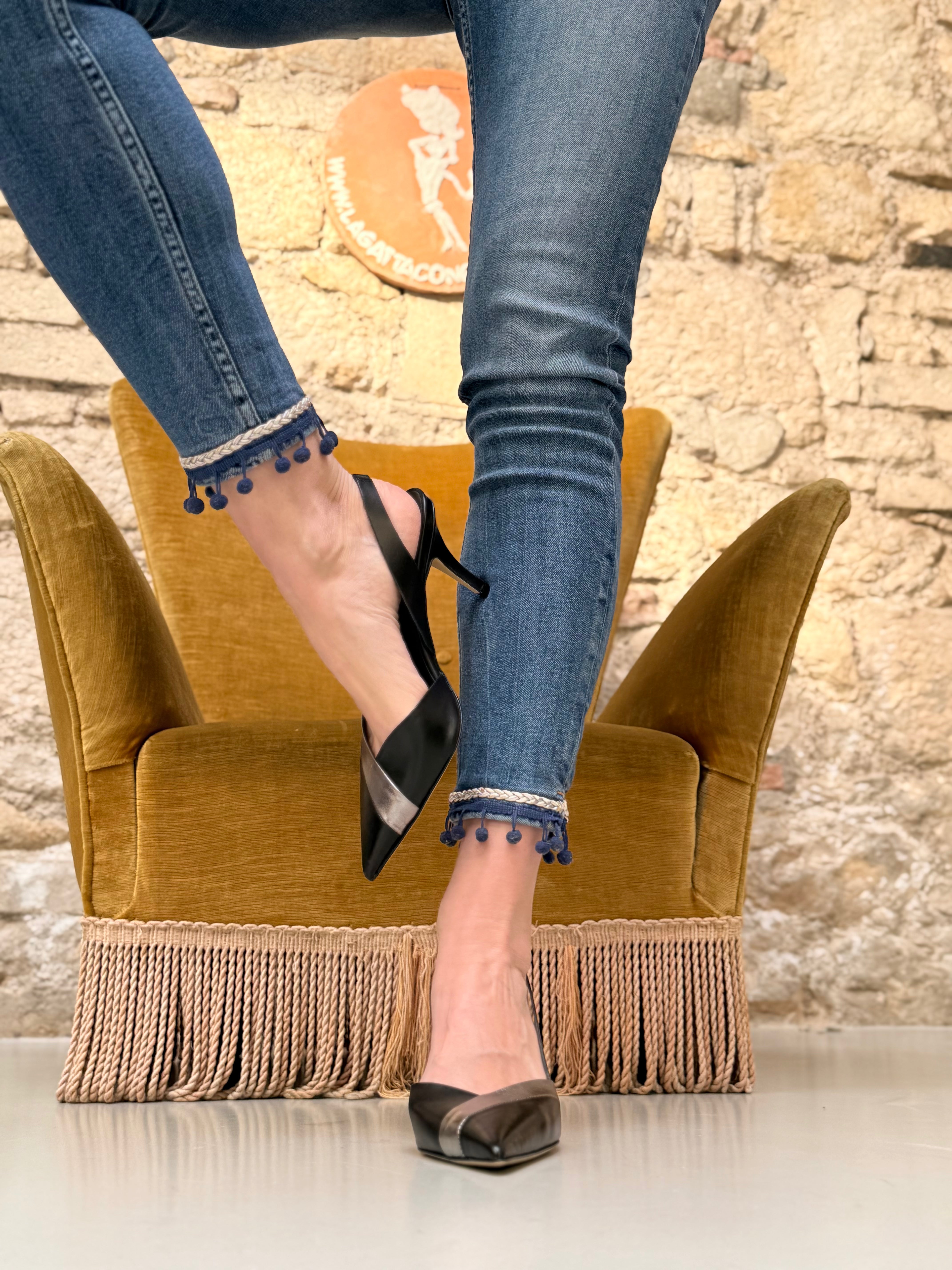 Image of Carry Black decollete a chanel in pelle nera e argento tacco 7 artigianale marchigiana