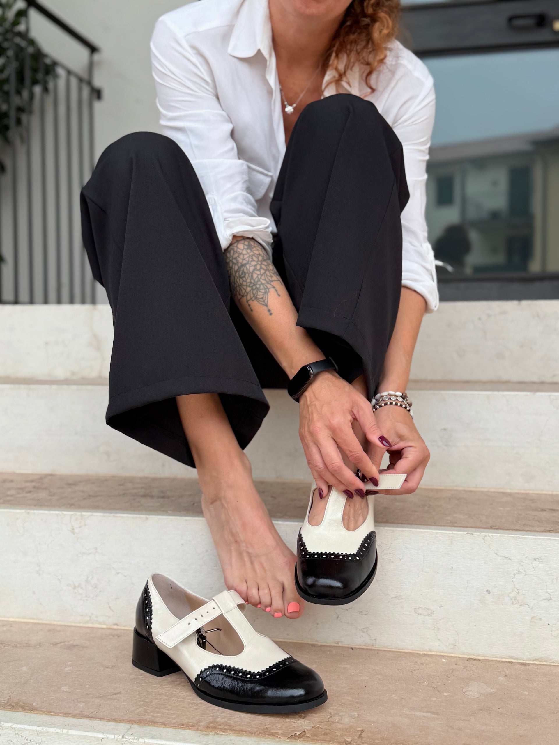 Colette White scarpina bassa t-bar in nappa panna e naplak nero