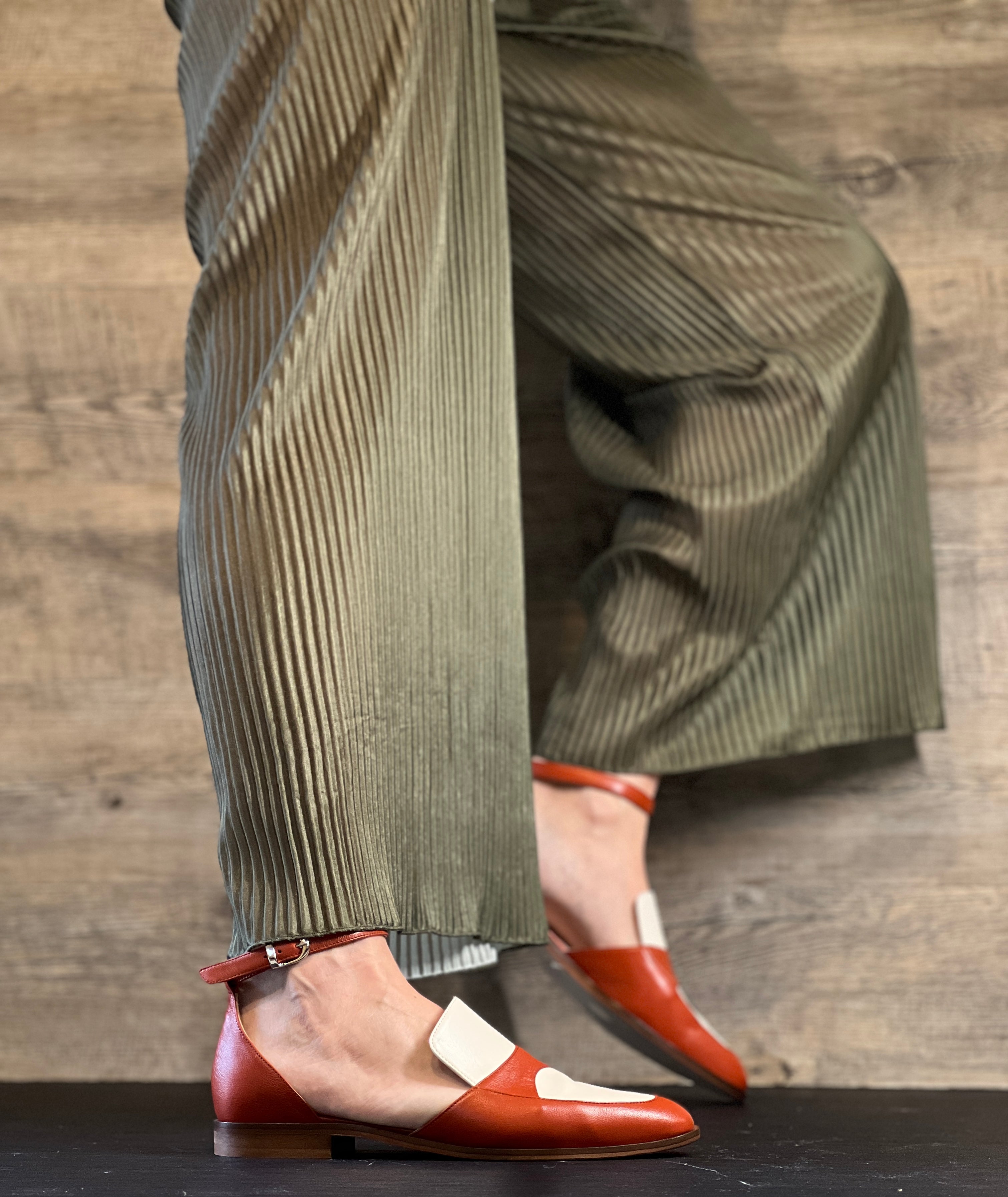 Image of Ledro Brick mocassino aperto ai lati in pelle ruggine e panna artigianale toscana