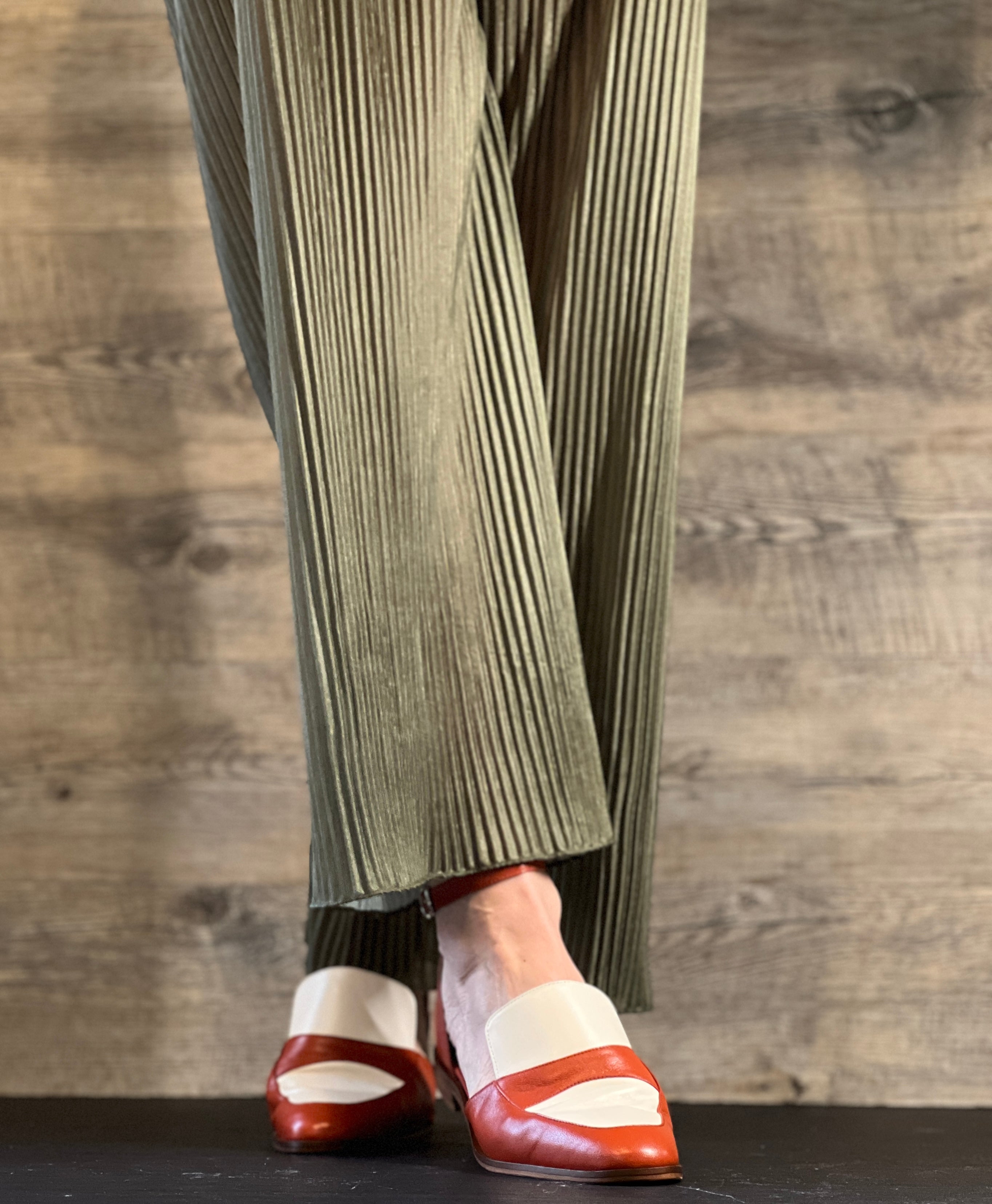 Image of Ledro Brick mocassino aperto ai lati in pelle ruggine e panna artigianale toscana