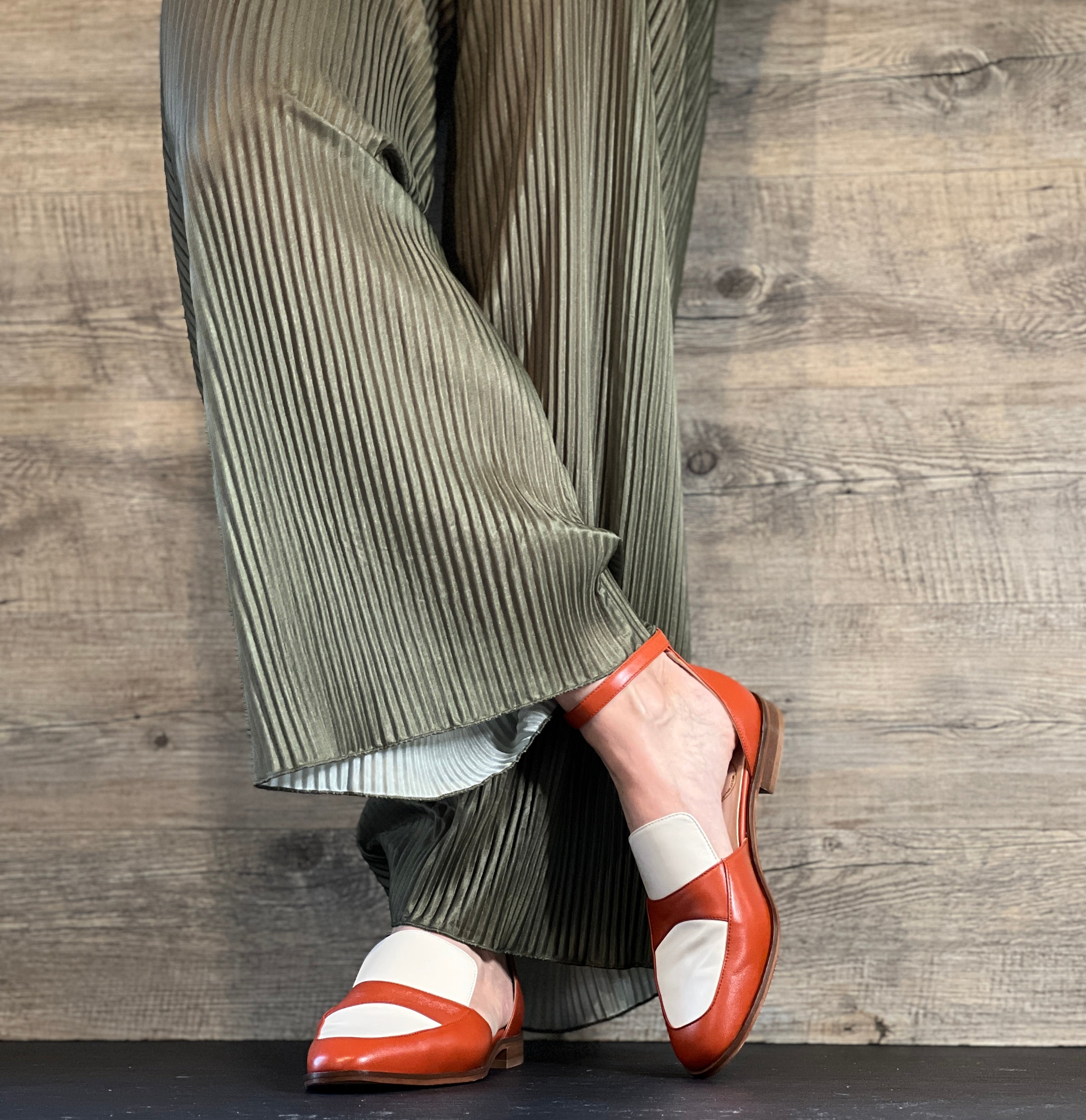 Image of Ledro Brick mocassino aperto ai lati in pelle ruggine e panna artigianale toscana