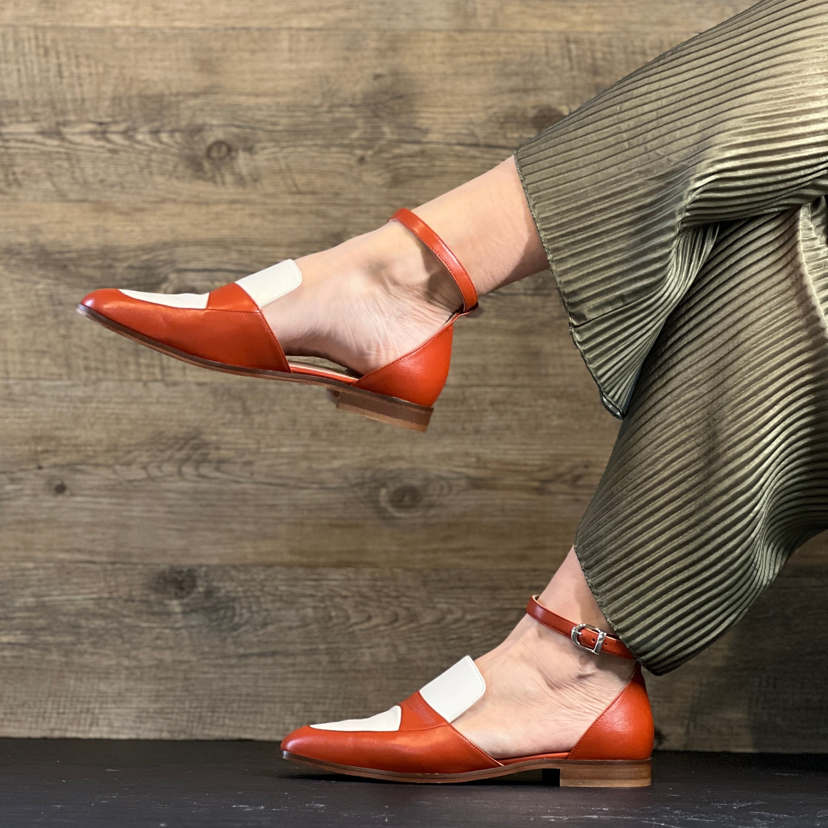 Image of Ledro Brick mocassino aperto ai lati in pelle ruggine e panna artigianale toscana