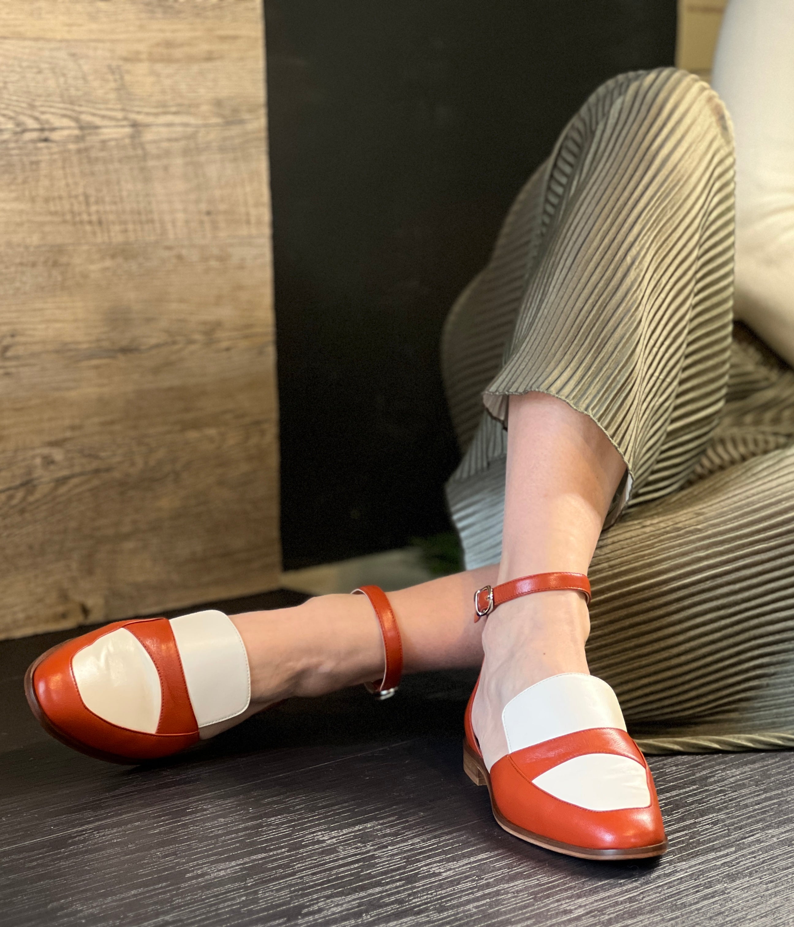 Image of Ledro Brick mocassino aperto ai lati in pelle ruggine e panna artigianale toscana