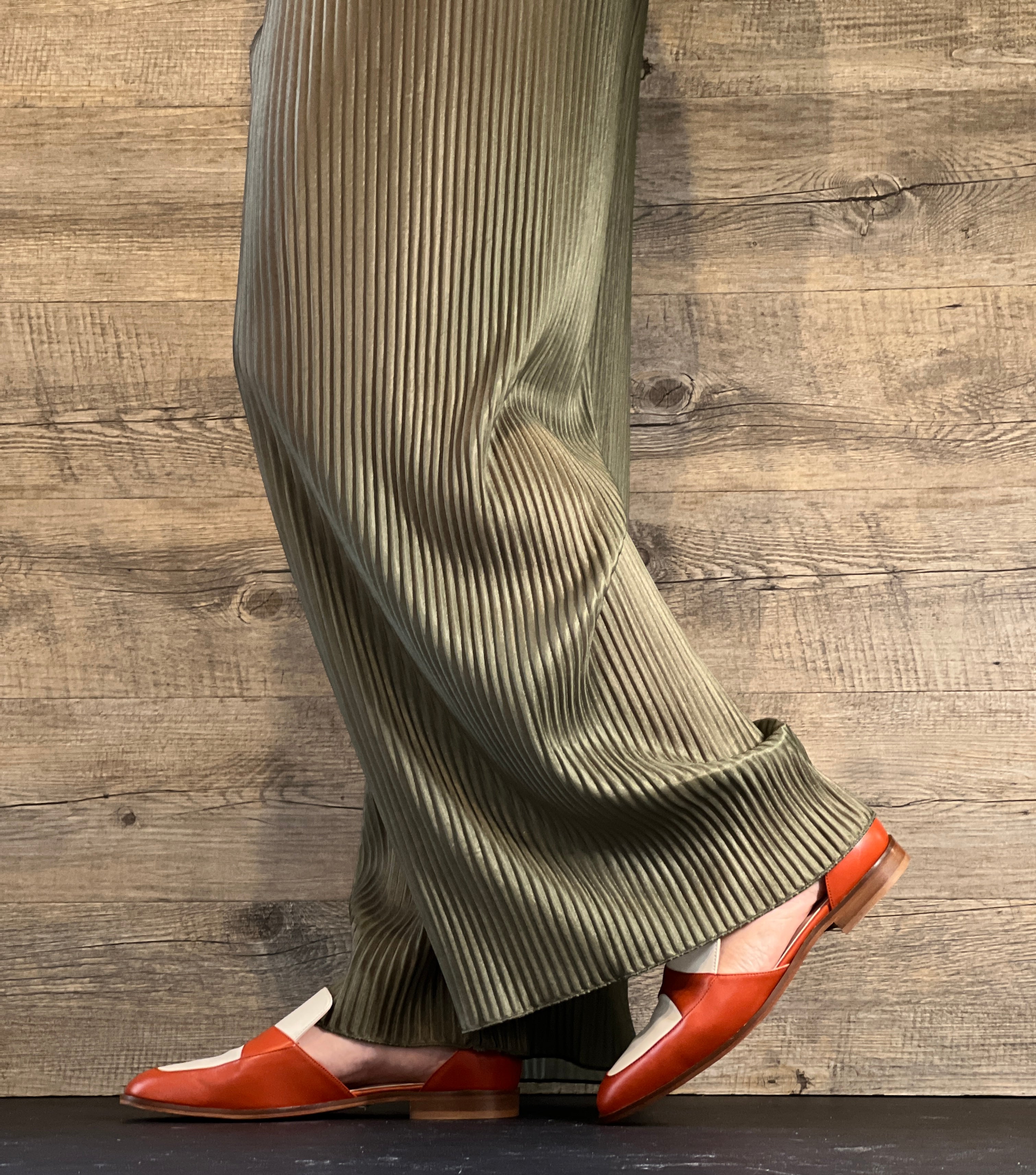 Image of Ledro Brick mocassino aperto ai lati in pelle ruggine e panna artigianale toscana