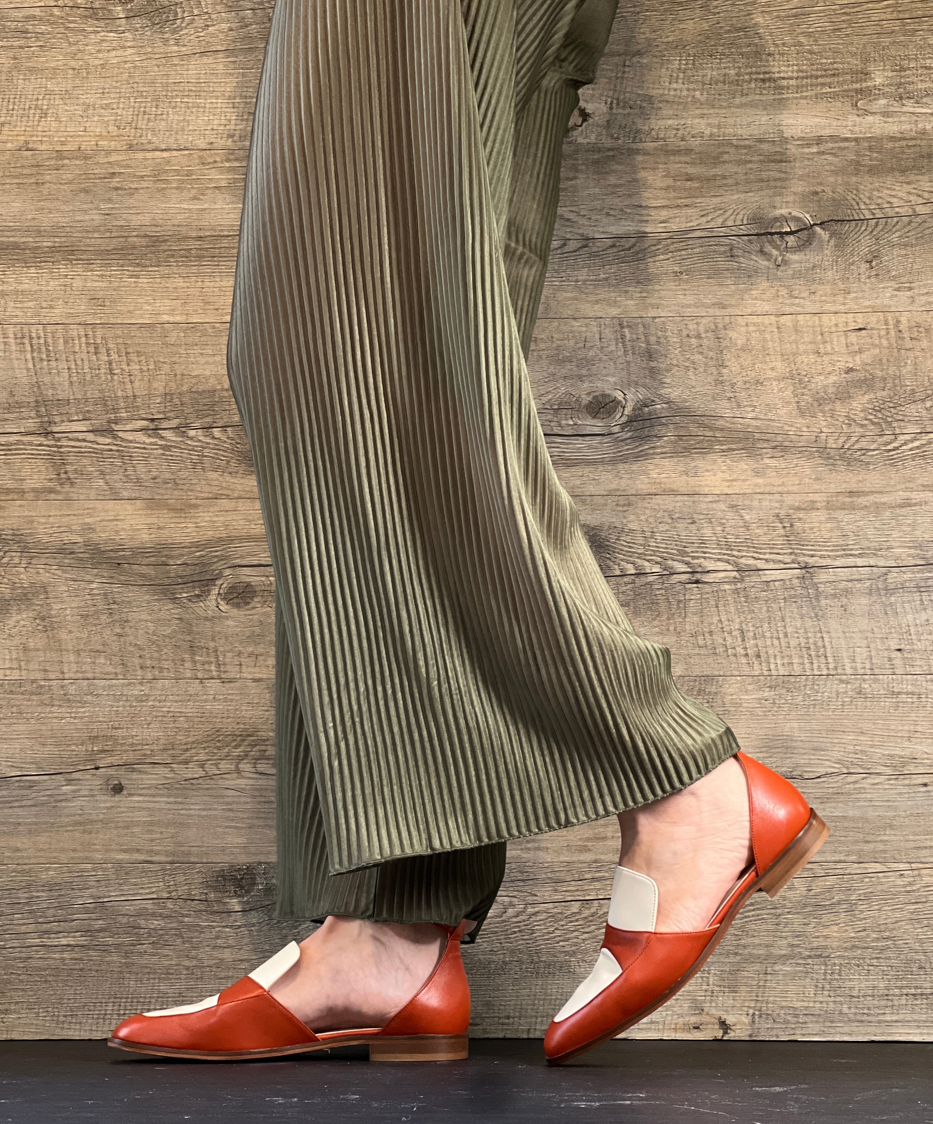 Image of Ledro Brick mocassino aperto ai lati in pelle ruggine e panna artigianale toscana