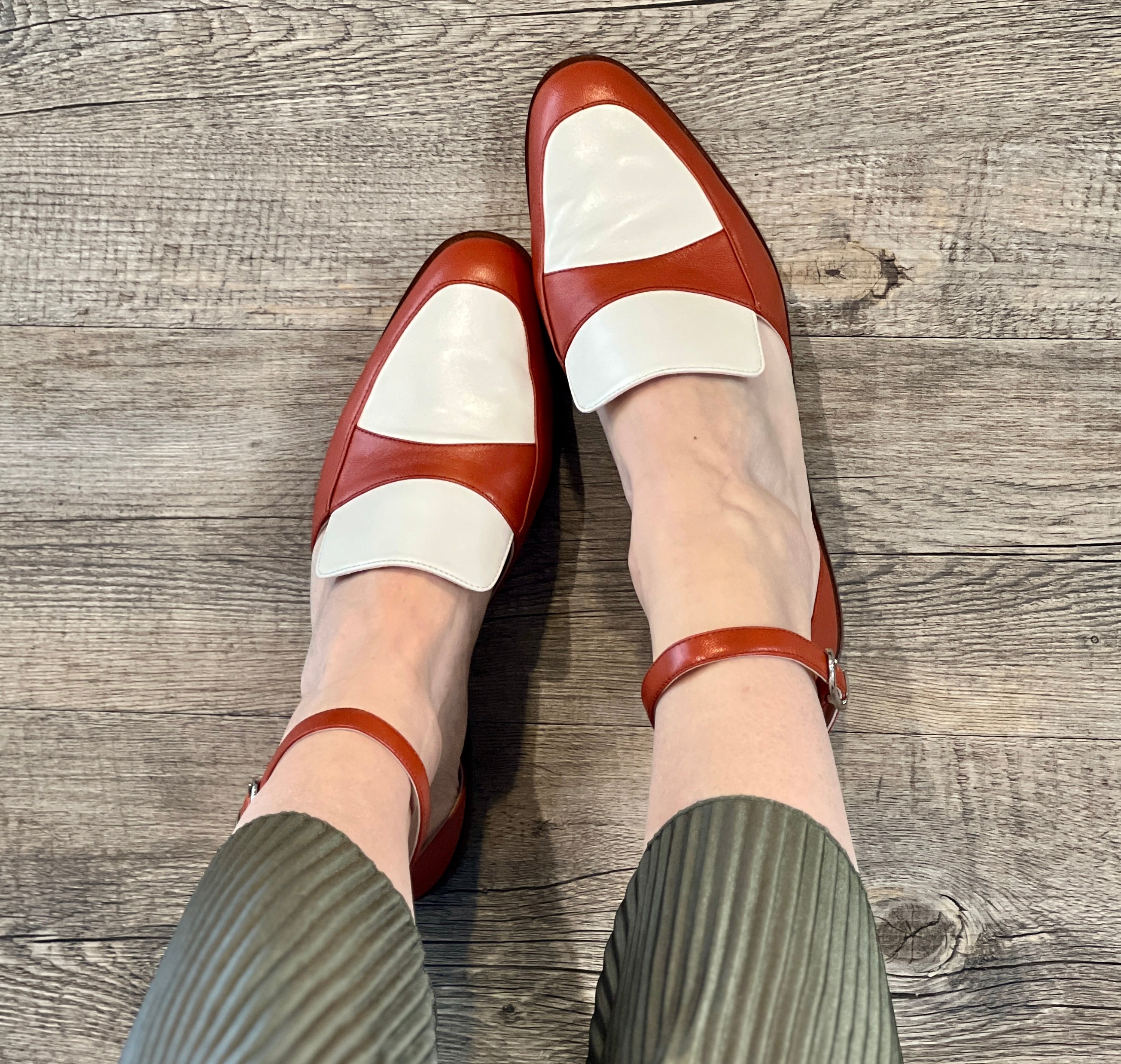 Image of Ledro Brick mocassino aperto ai lati in pelle ruggine e panna artigianale toscana