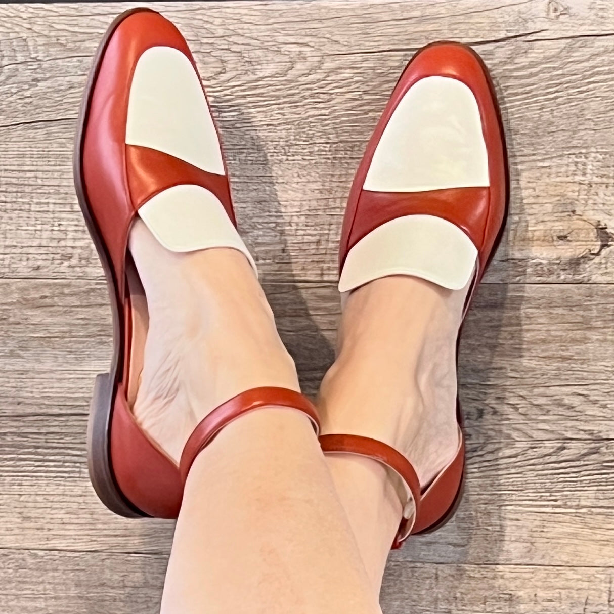 Image of Ledro Brick mocassino aperto ai lati in pelle ruggine e panna artigianale toscana