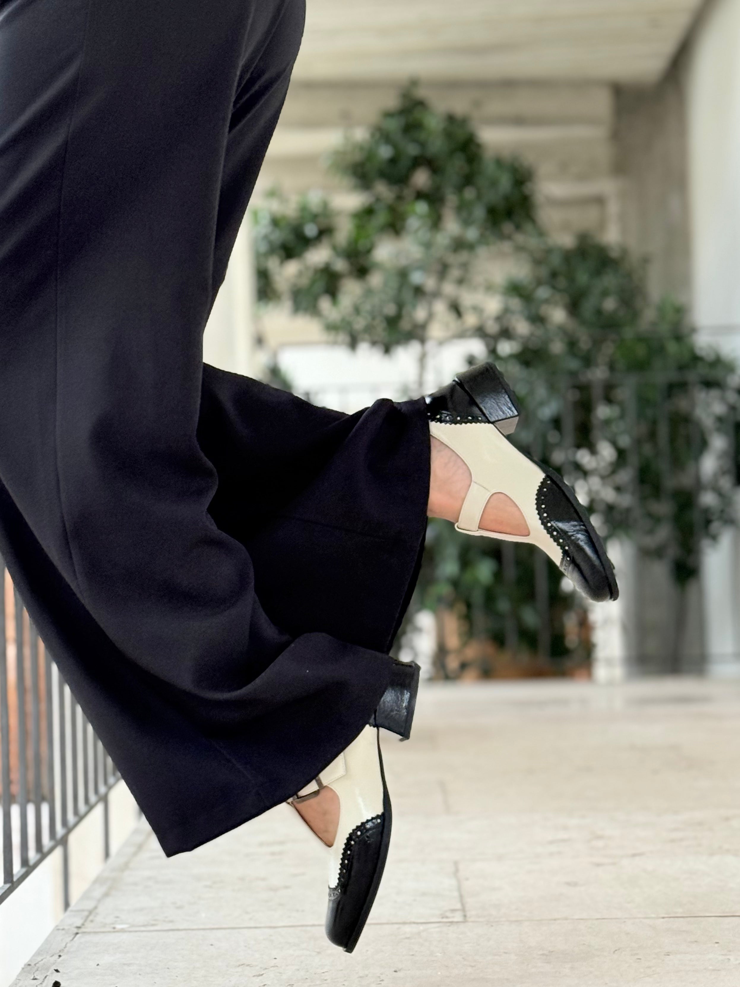 Colette White scarpina bassa t-bar in nappa panna e naplak nero tacco 4 lavorazione marchigiana