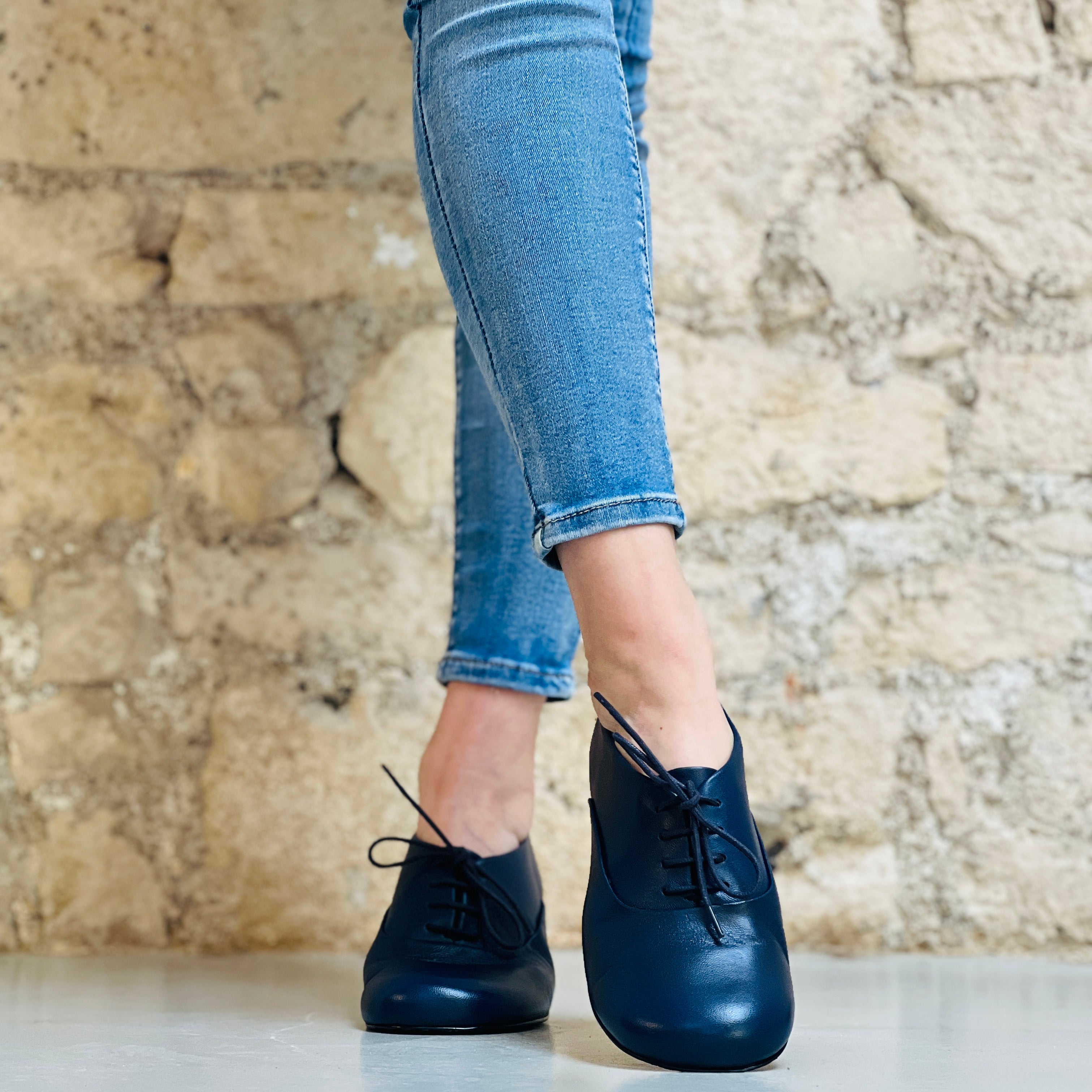 Circe Blue scarpina bassa allacciata in nappa forma tonda artigianale