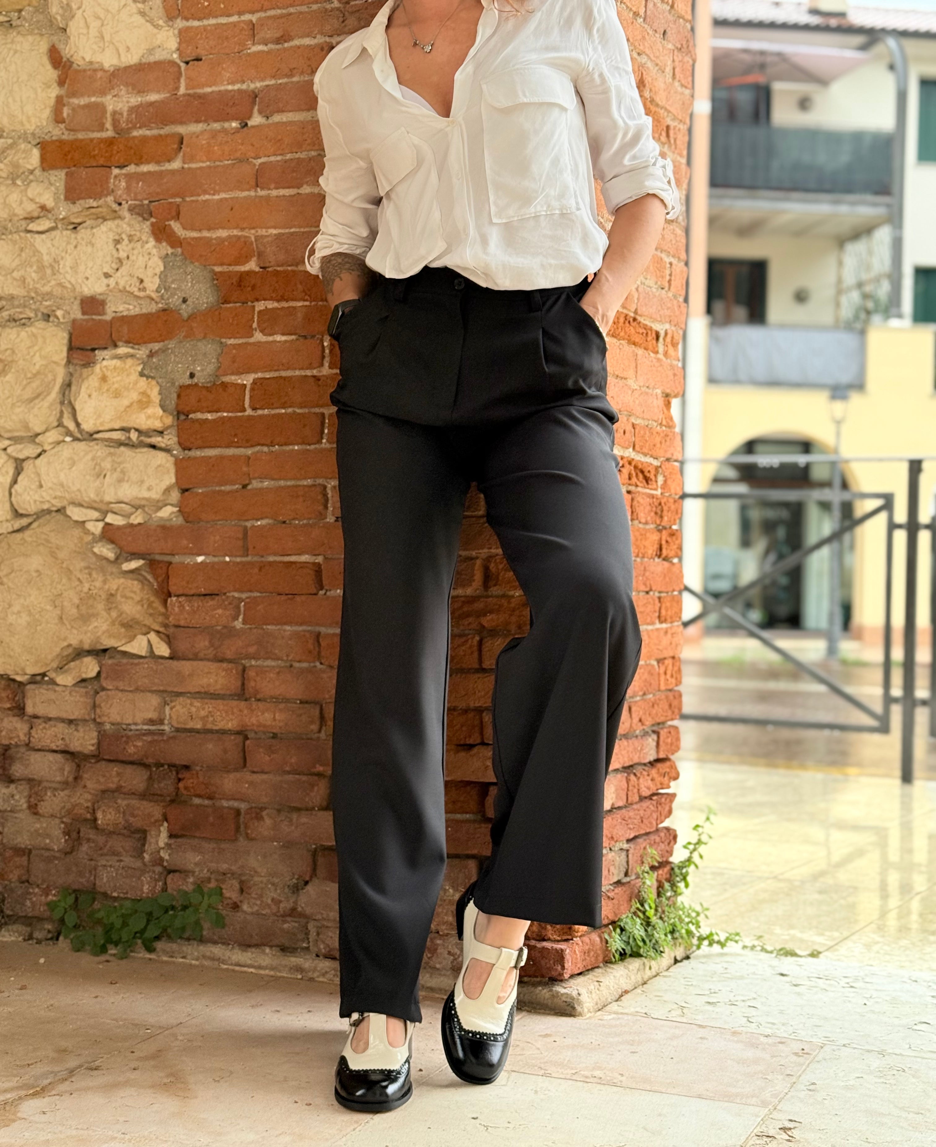 Colette White scarpina bassa t-bar in nappa panna e naplak nero tacco 4 lavorazione marchigiana