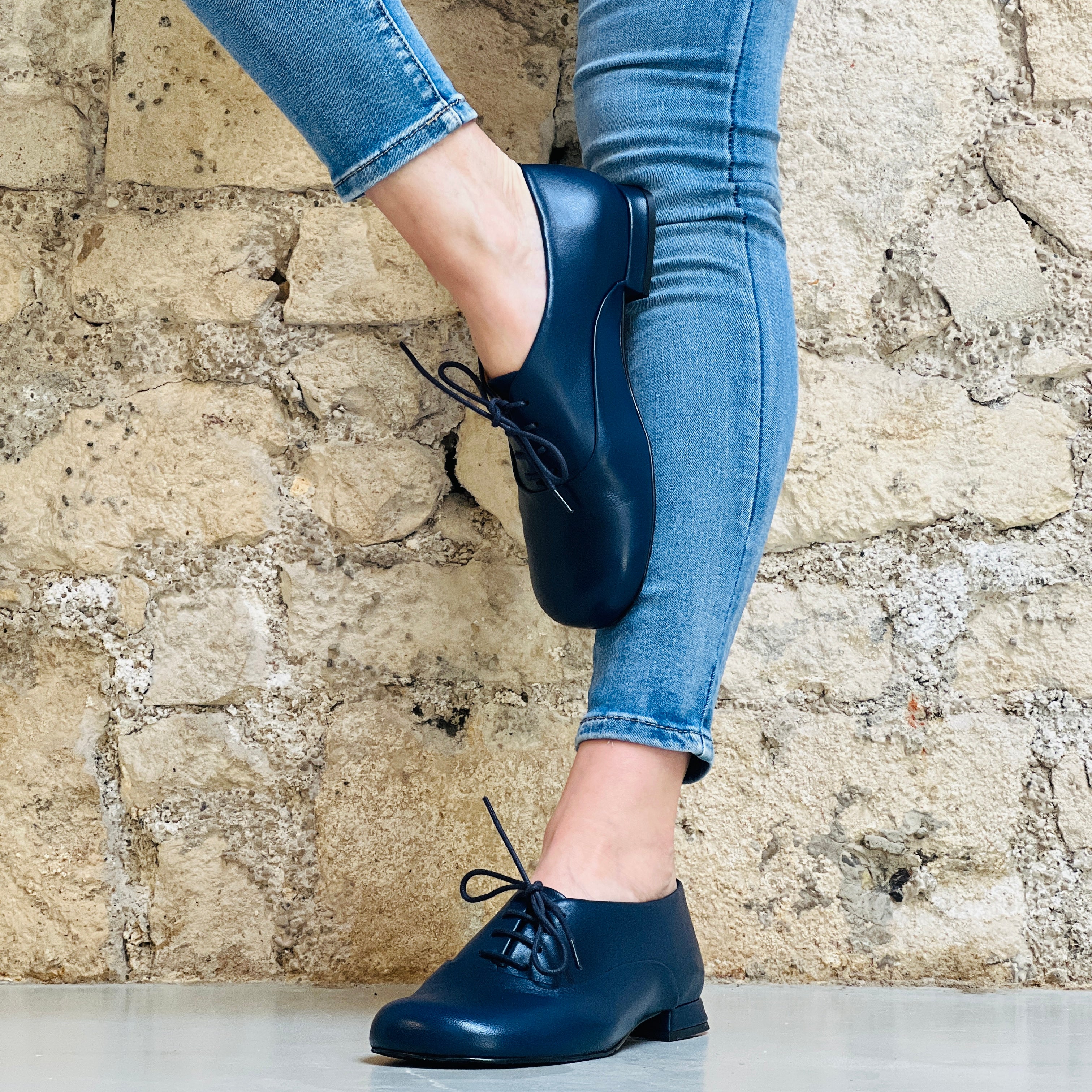 Circe Blue scarpina bassa allacciata in nappa forma tonda artigianale