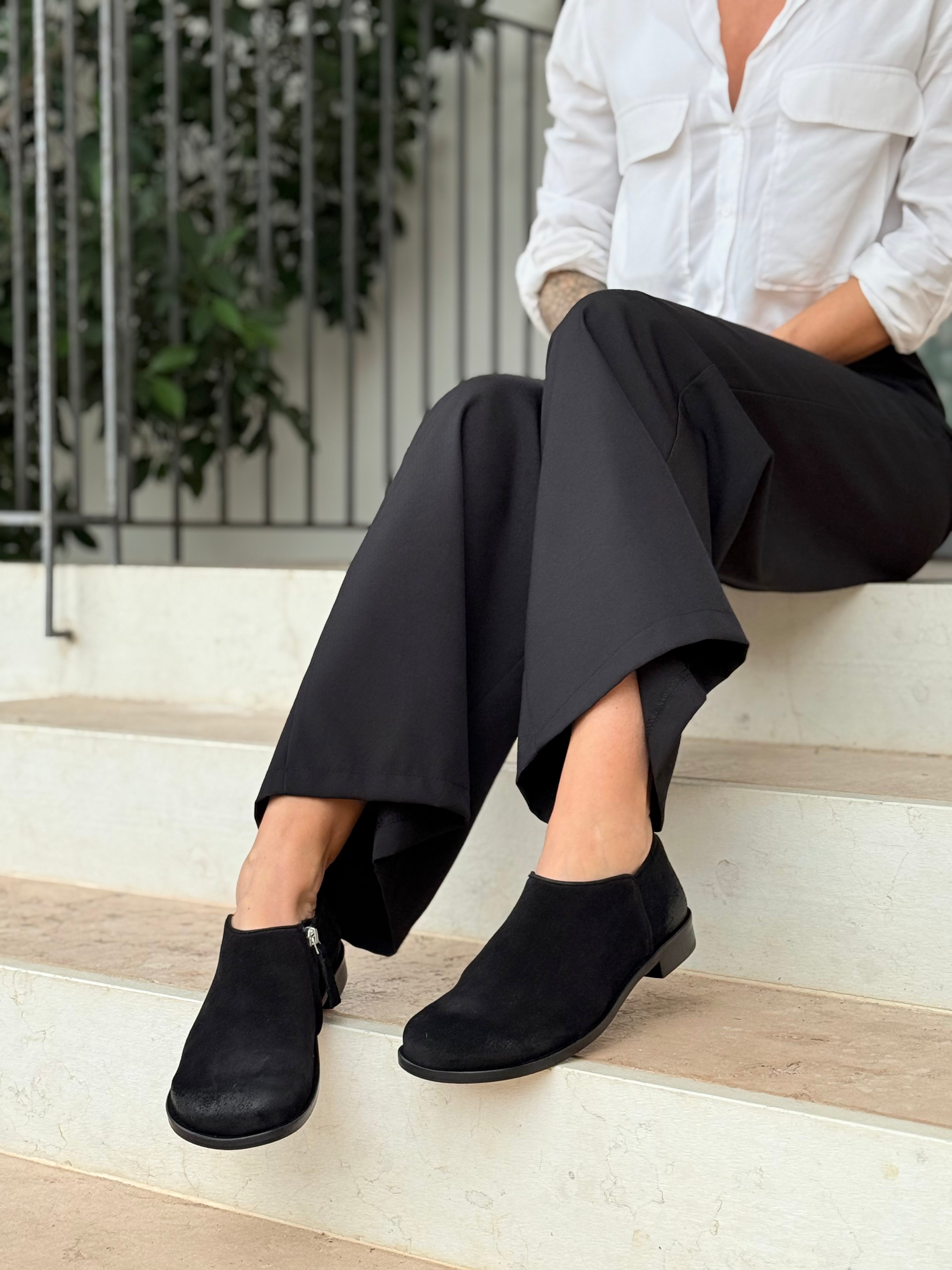 Image of Levante Black scarpa bassa in crosta nera con cerniera tacco 2 cm artigianale