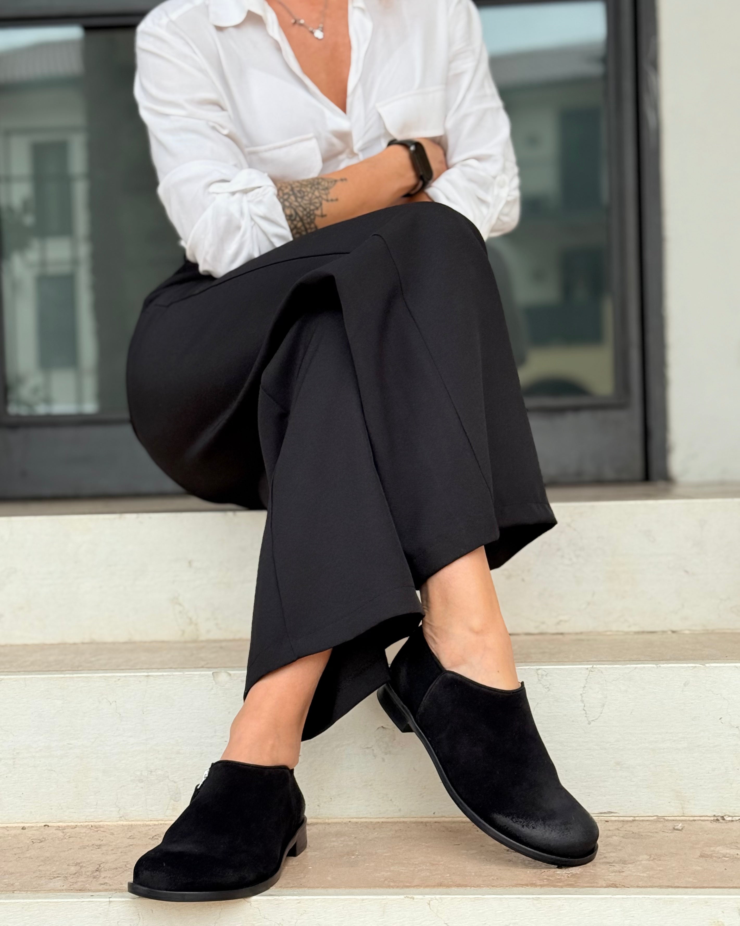 Image of Levante Black scarpa bassa in crosta nera con cerniera tacco 2 cm artigianale