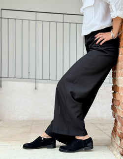 Image of Levante Black scarpa bassa in crosta nera con cerniera tacco 2 cm artigianale