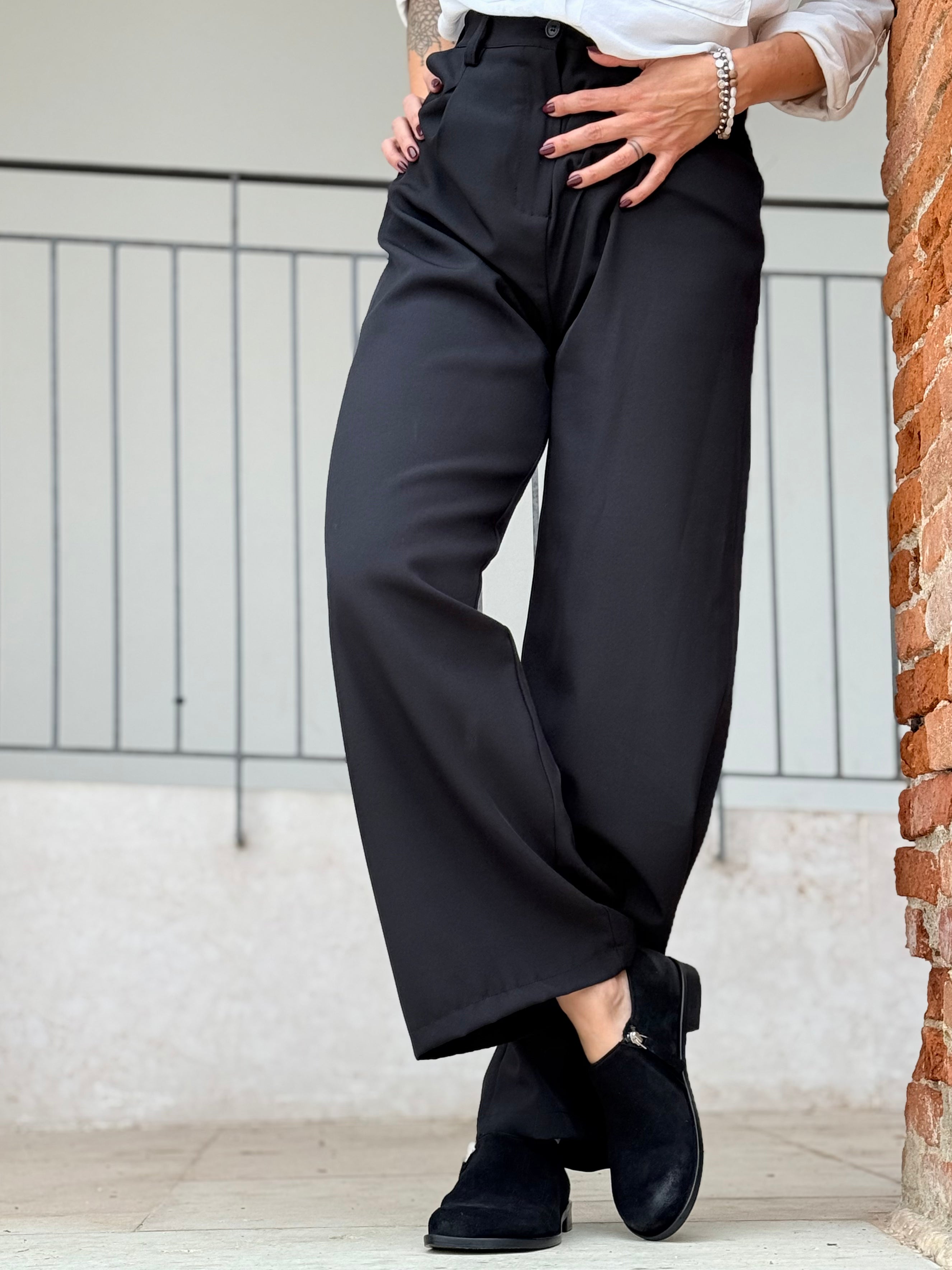 Image of Levante Black scarpa bassa in crosta nera con cerniera tacco 2 cm artigianale