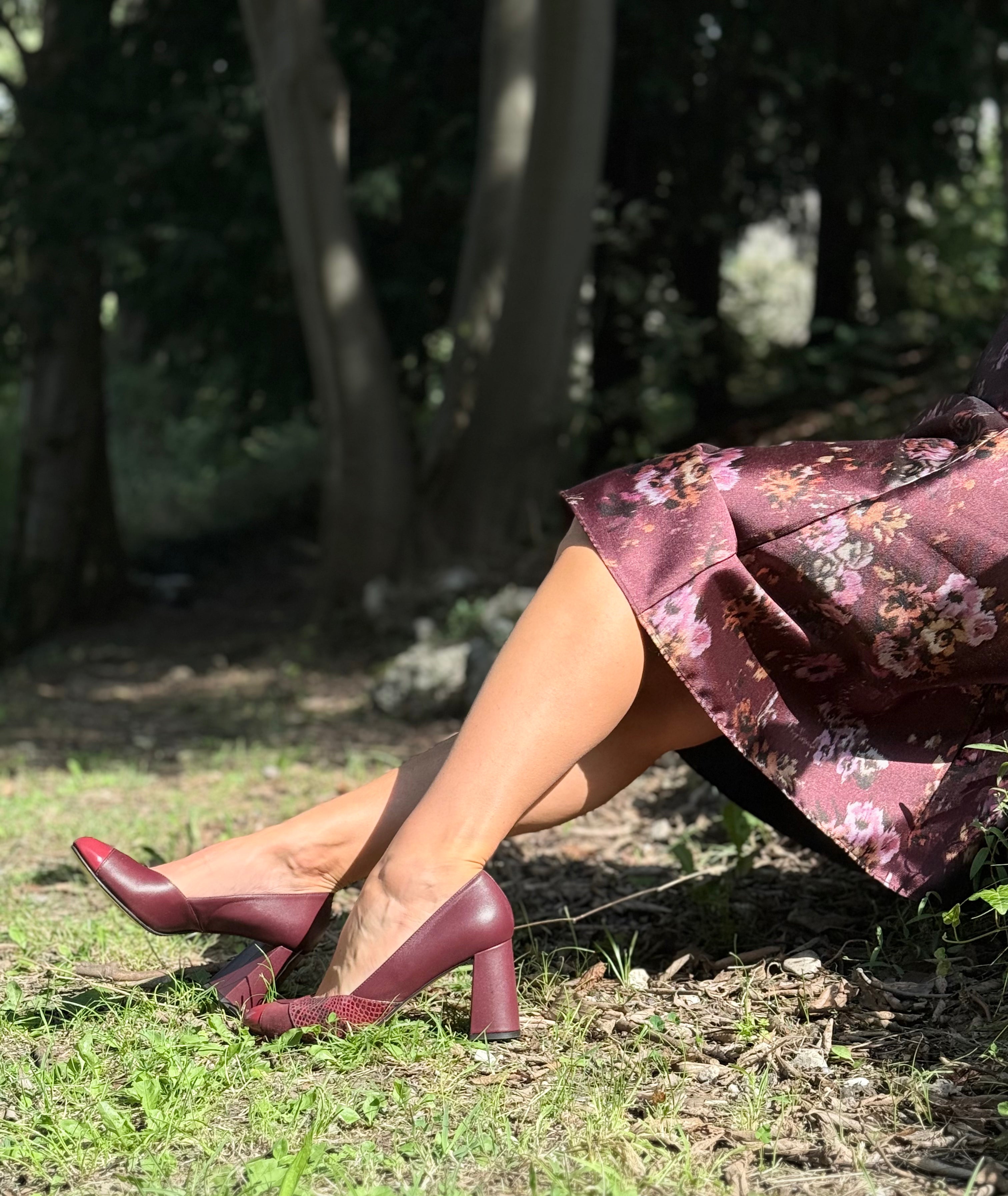 Image of Virna Bordeaux decolletè in nappa bordeaux tacco 8 cm artigianale marchigiano