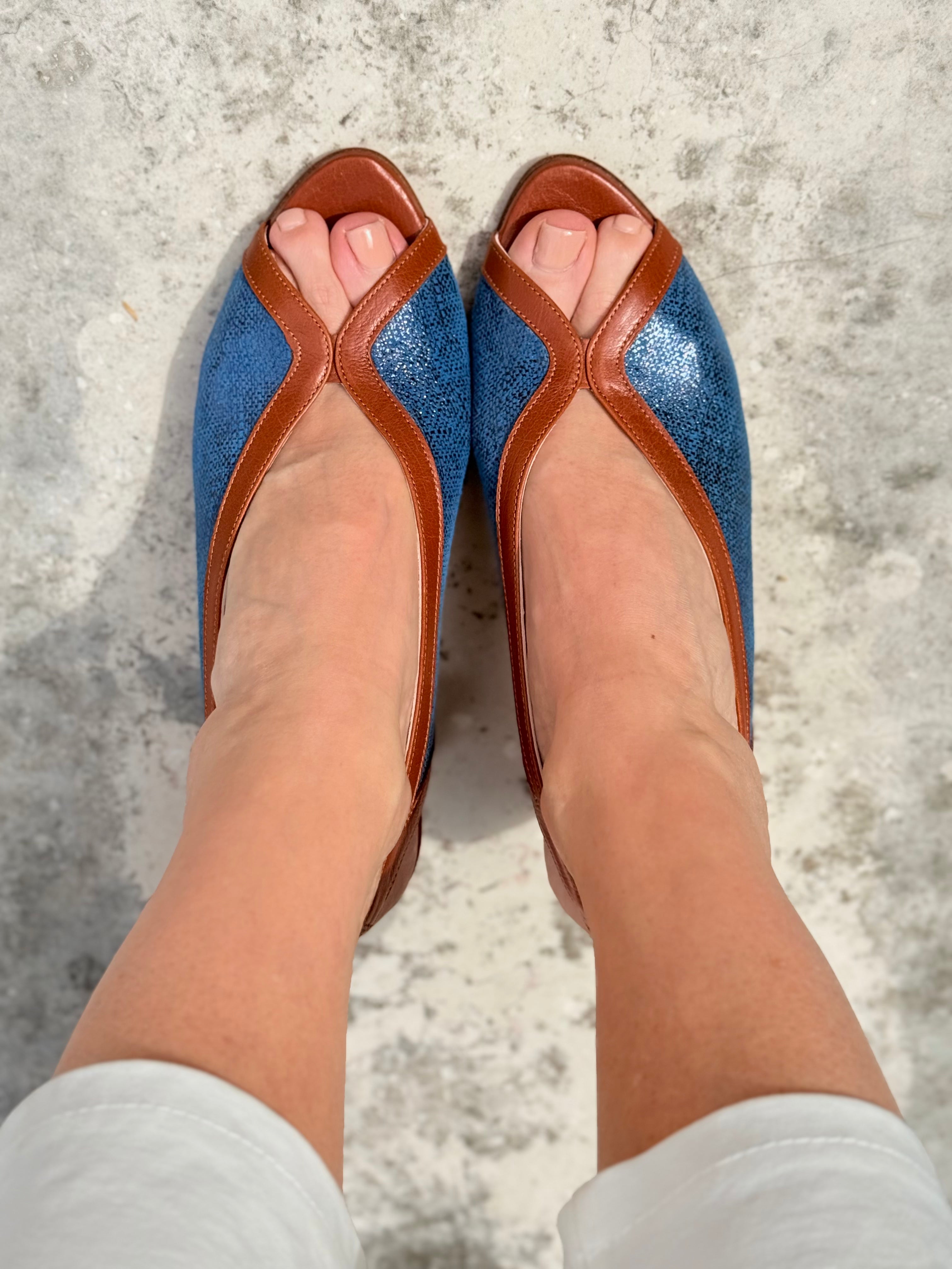 Image of Sissy Turc sandalo chanel in nappa stampata azzurra e profilo cuoio tacco 8 artigianale marchigiana