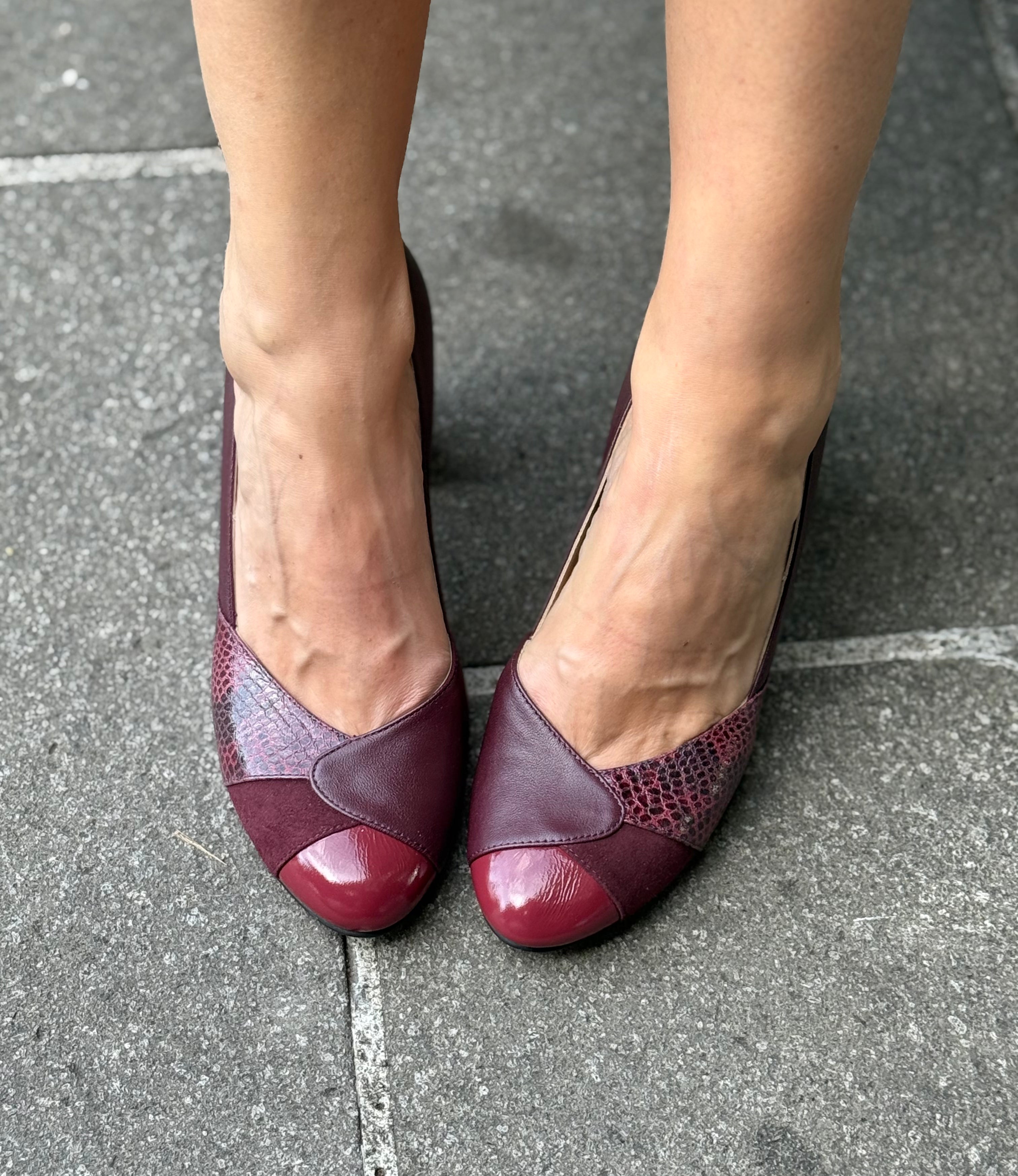 Image of Virna Bordeaux decolletè in nappa bordeaux tacco 8 cm artigianale marchigiano