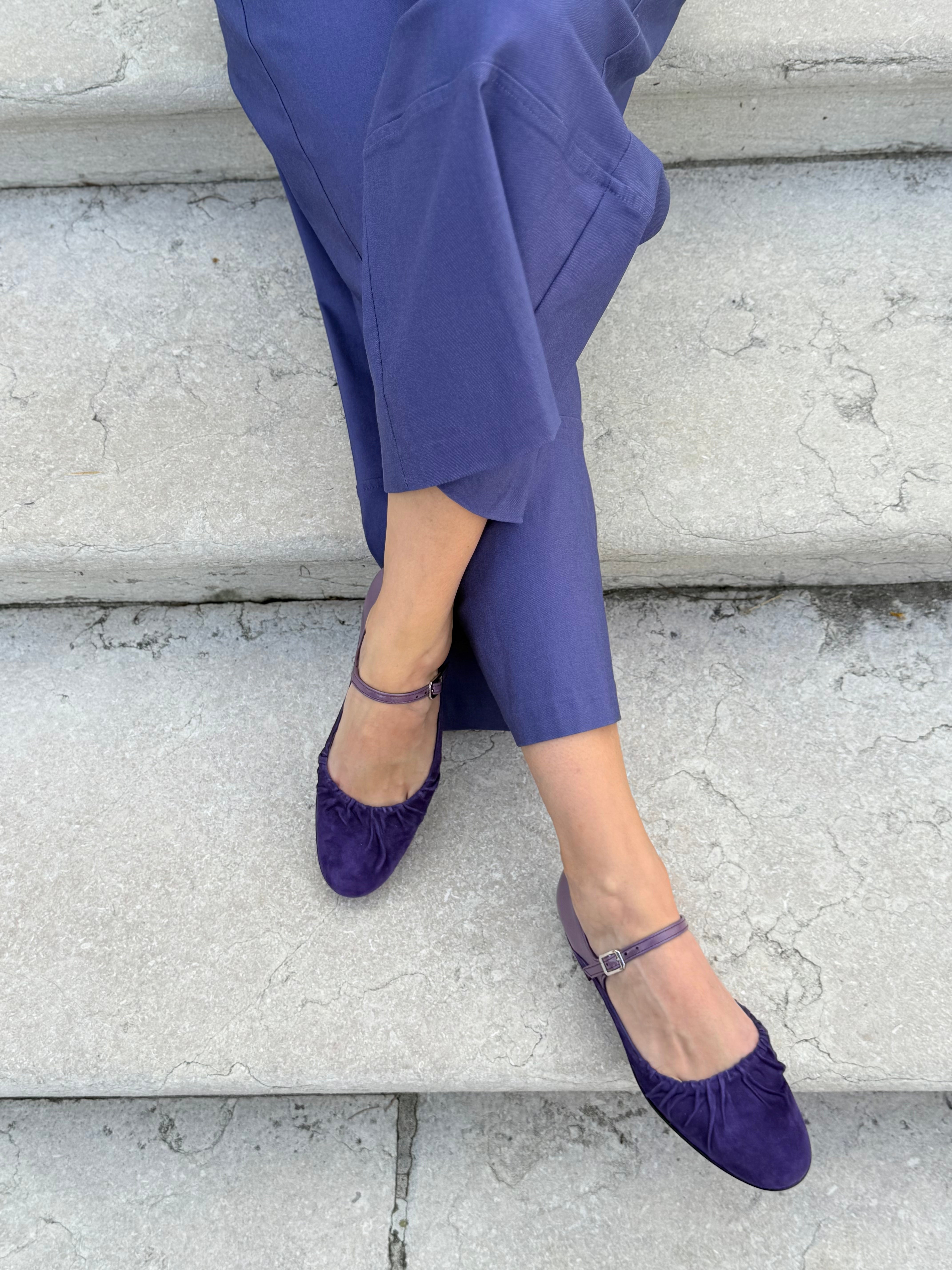 Image of Minosse Purple ballerina in camoscio viola con cinturino tacco 1.5 cm artigianale marchigiana