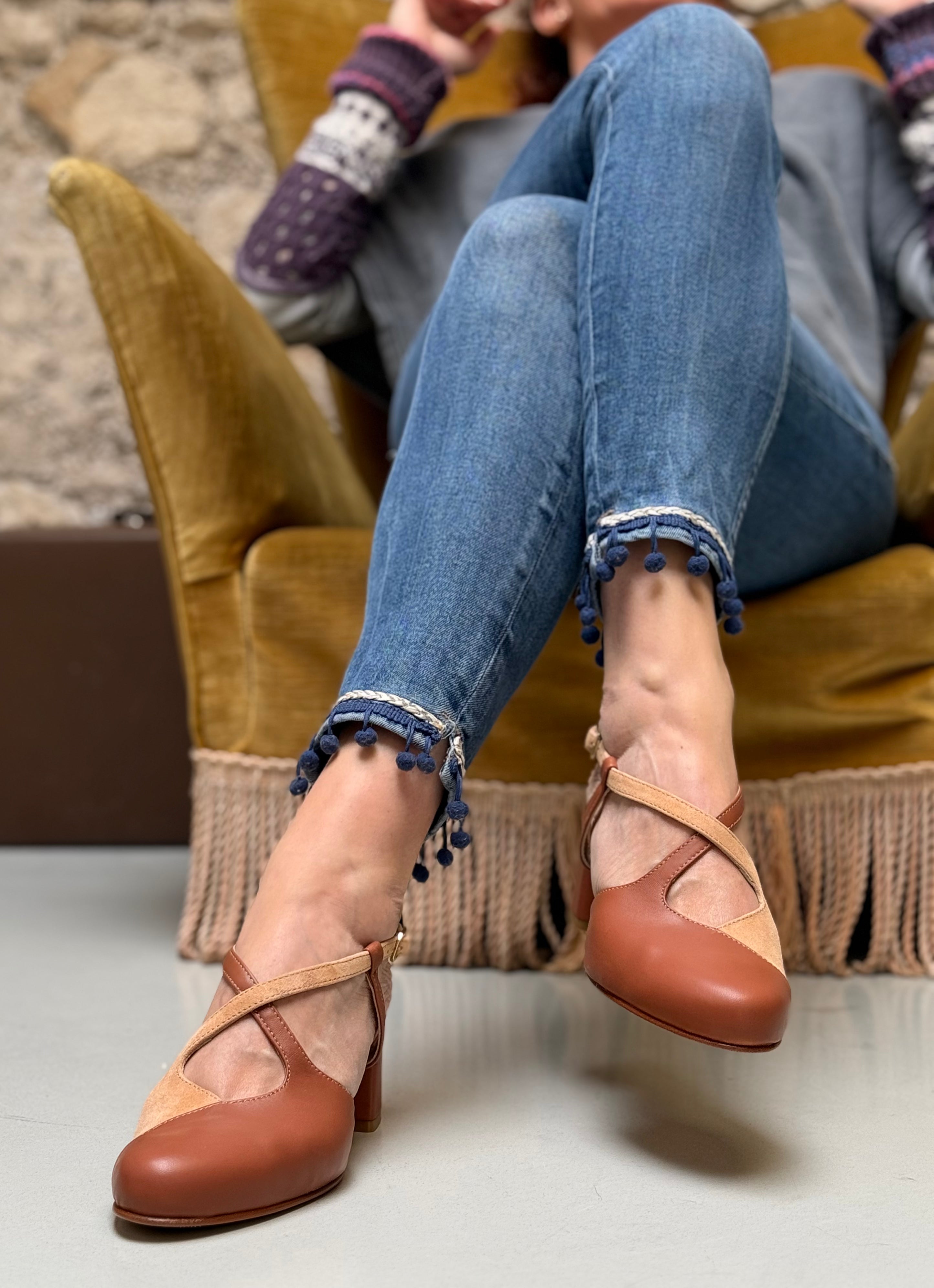 Image of Taylor Noce decollete chanel in nappa noce e camoscio beige tacco 5 artigianale marchigiana