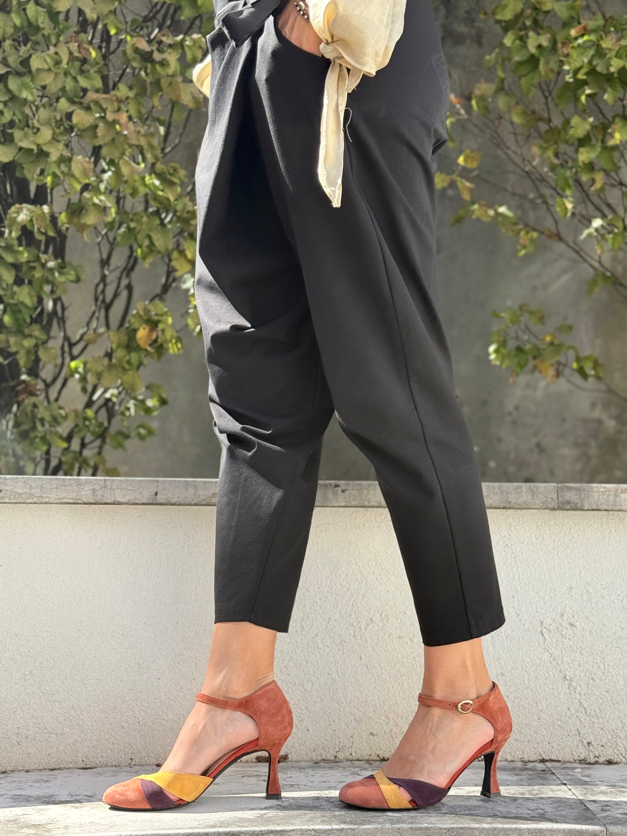 Image of Show Peach decollete con cinturino in camoscio pesca ocra e prugna tacco 9 cm artigianale pugliese