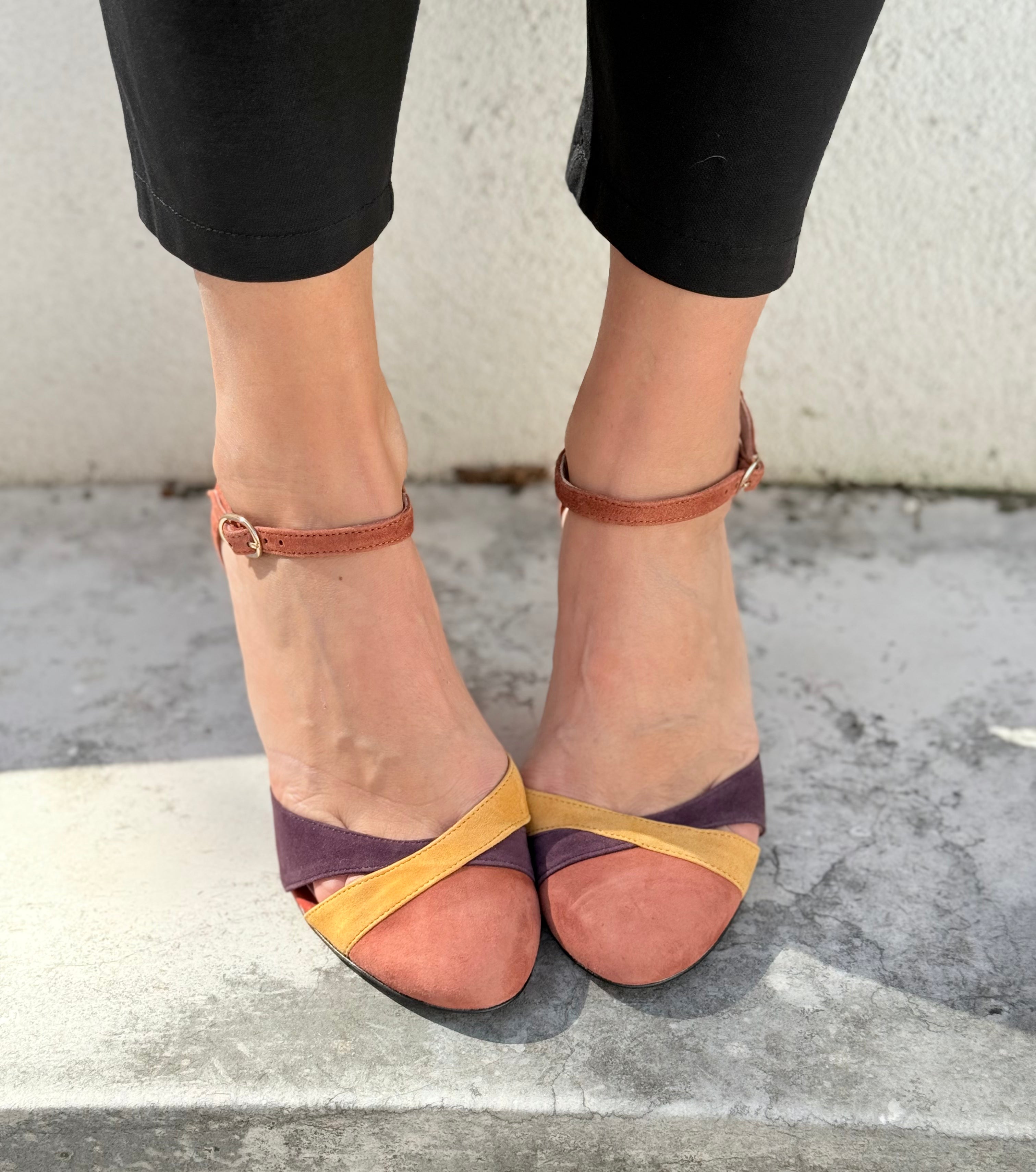 Image of Show Peach decollete con cinturino in camoscio pesca ocra e prugna tacco 9 cm artigianale pugliese