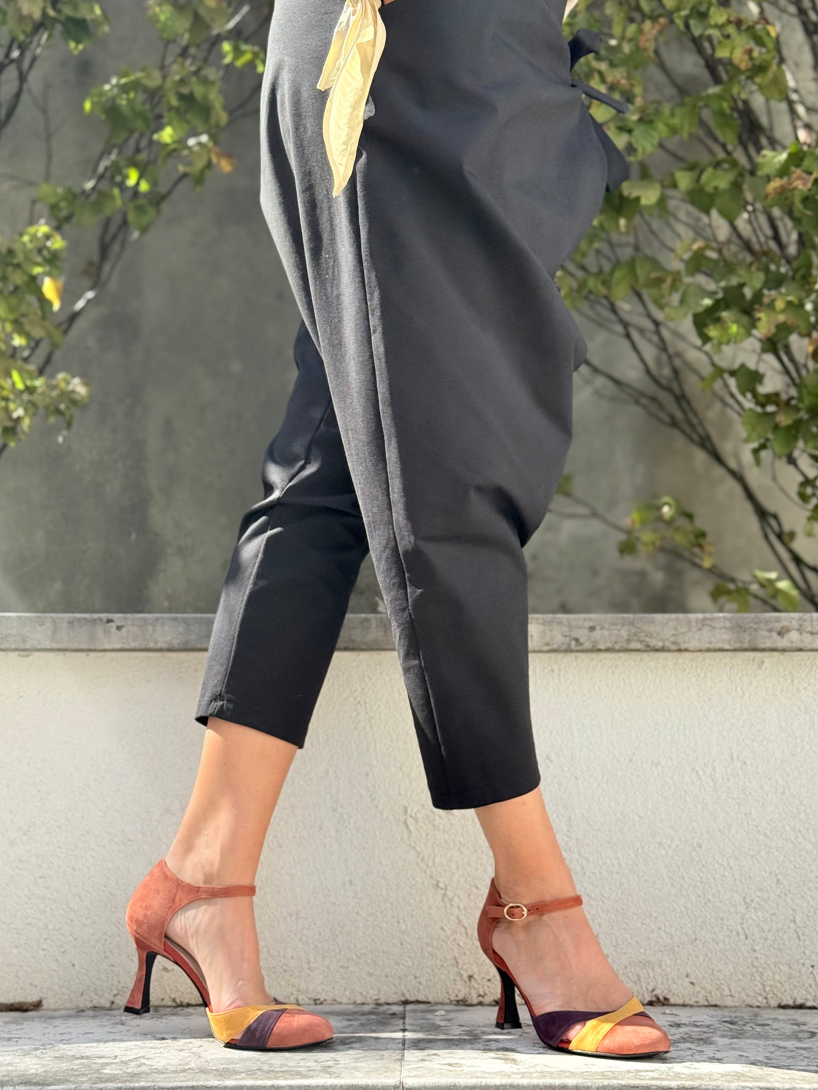 Image of Show Peach decollete con cinturino in camoscio pesca ocra e prugna tacco 9 cm artigianale pugliese