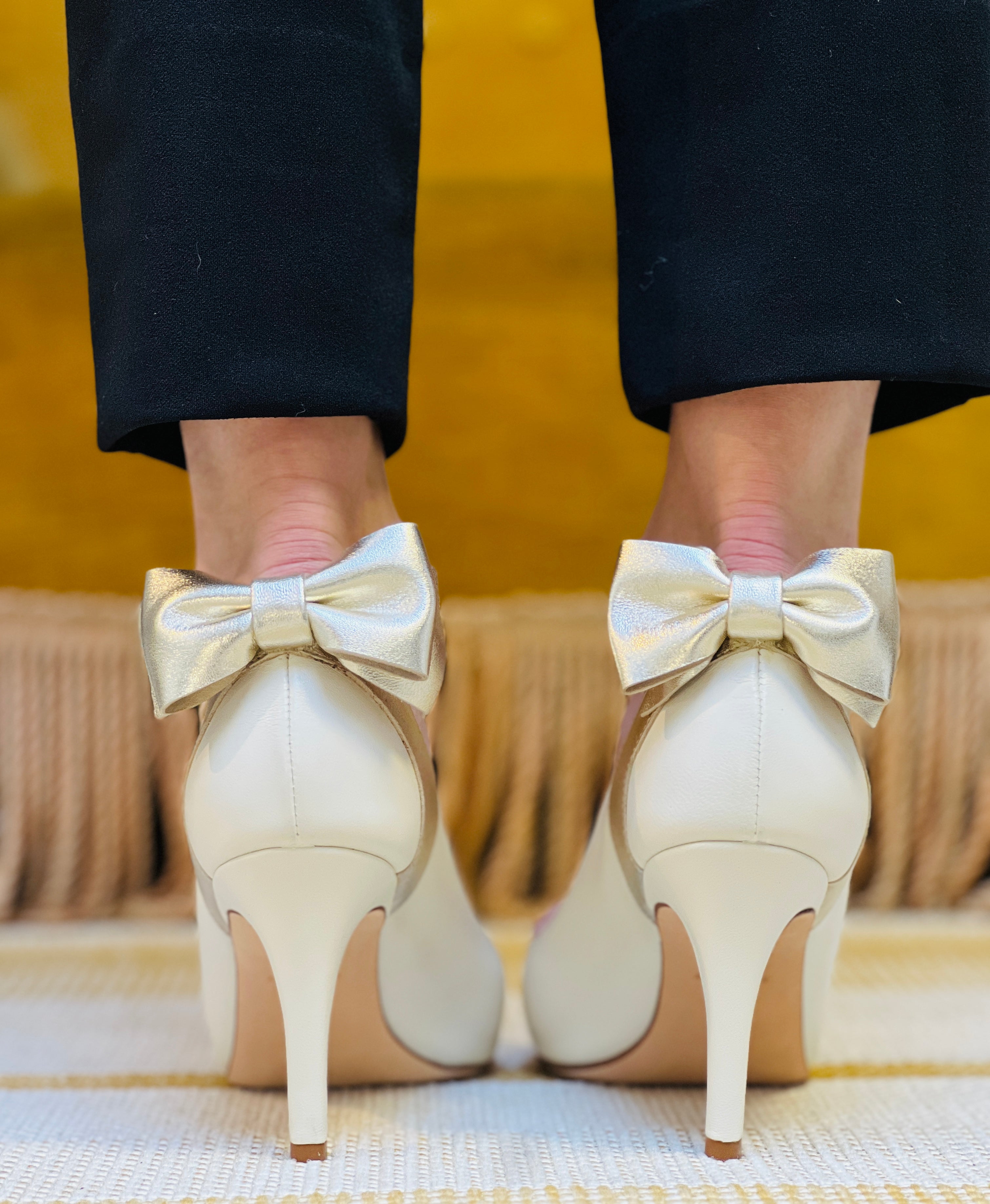 Image of Giove Avo decollete in pelle avorio con fiocco tacco 8cm artigianale toscana