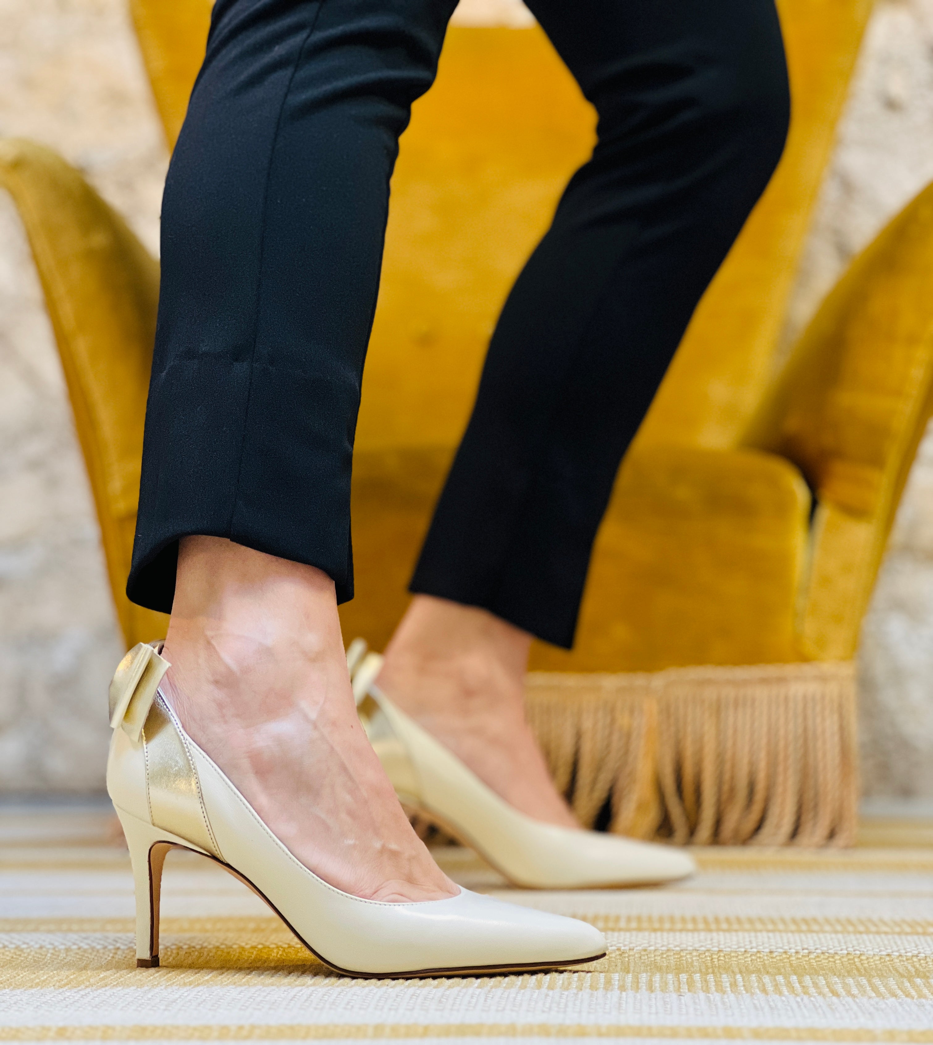 Image of Giove Avo decollete in pelle avorio con fiocco tacco 8cm artigianale toscana