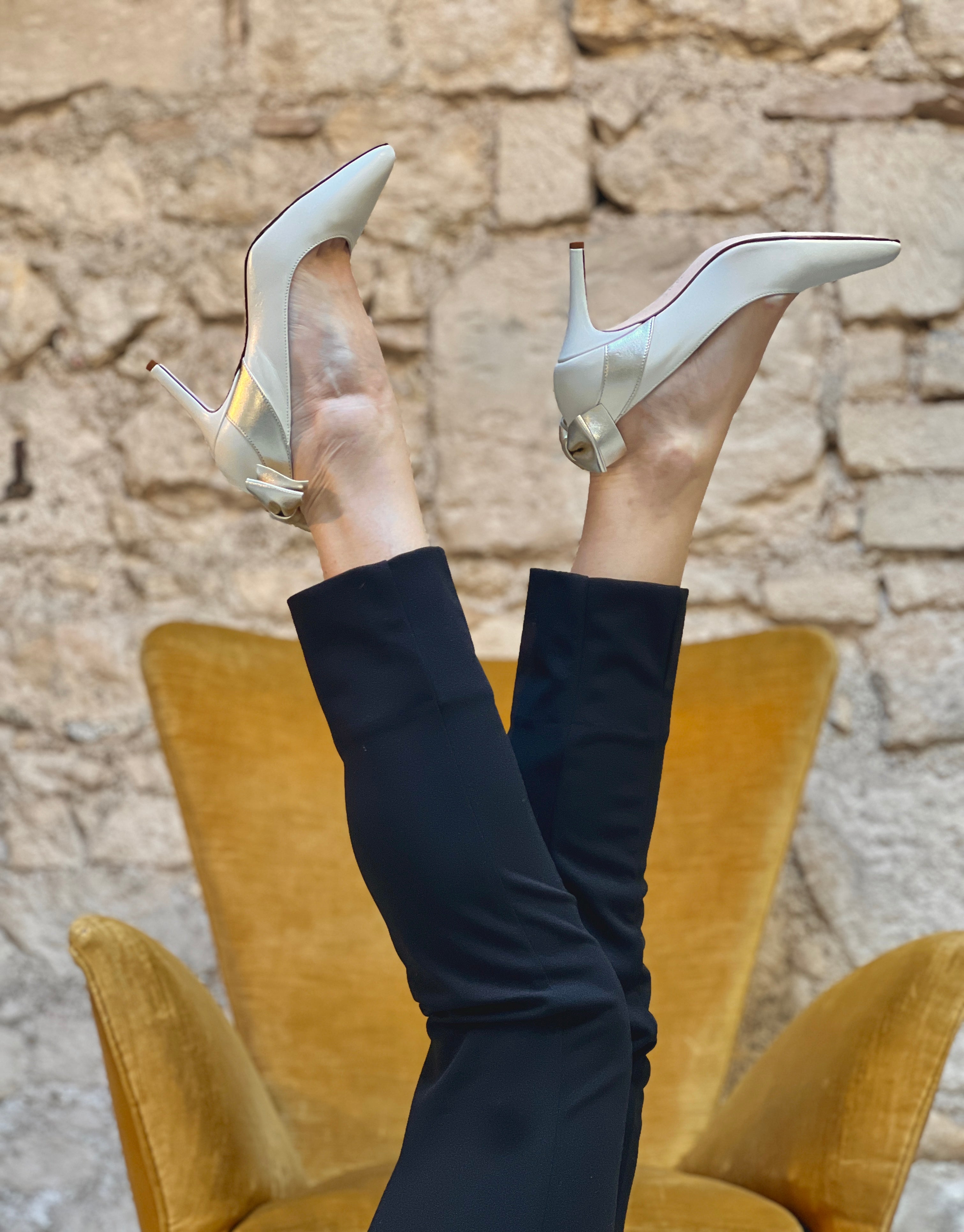 Image of Giove Avo decollete in pelle avorio con fiocco tacco 8cm artigianale toscana