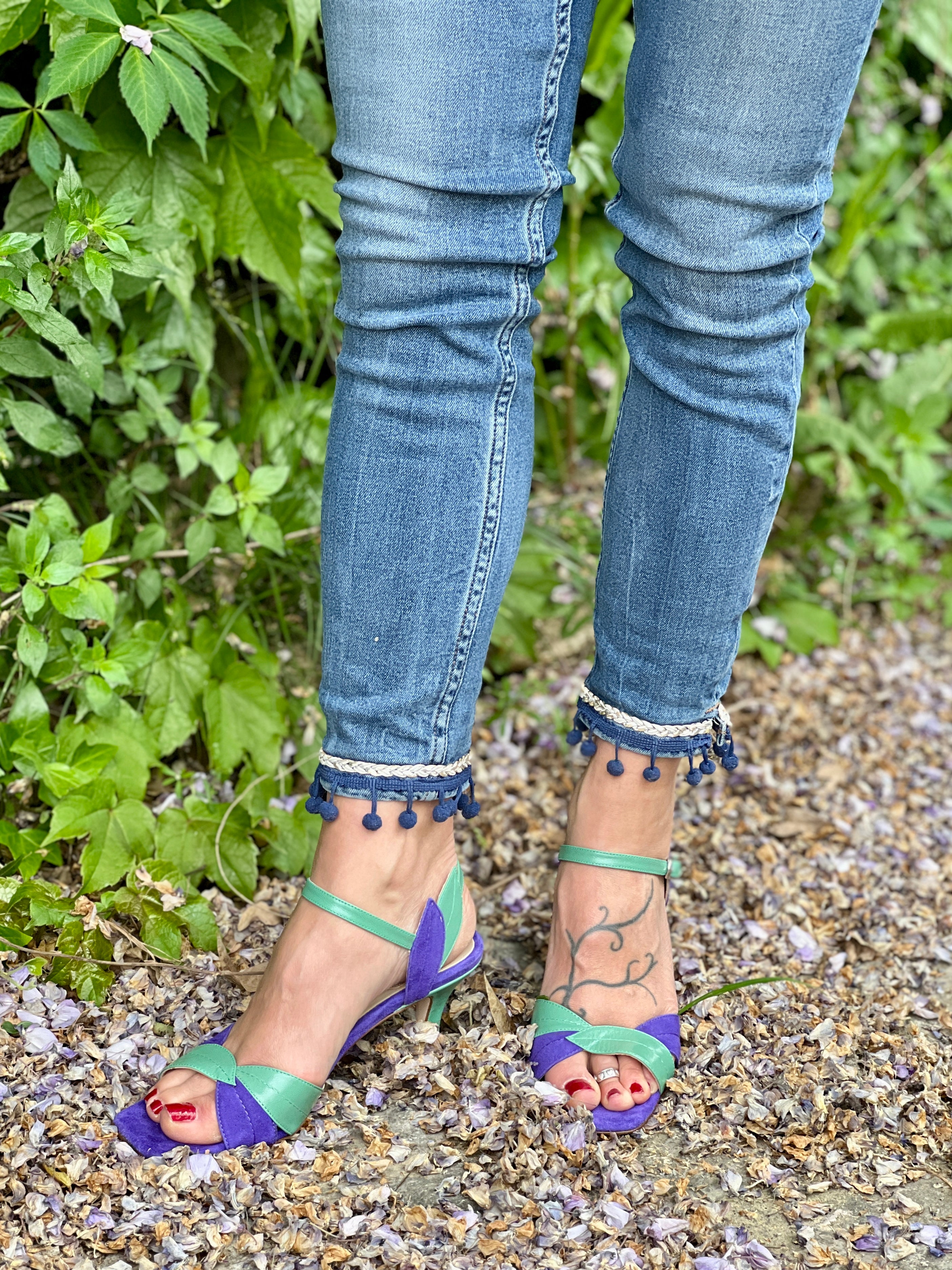 Image of Mercurio Violet sandalo con tacco 7,5 cm. in camoscio viola e nappa verde artigianale Toscano