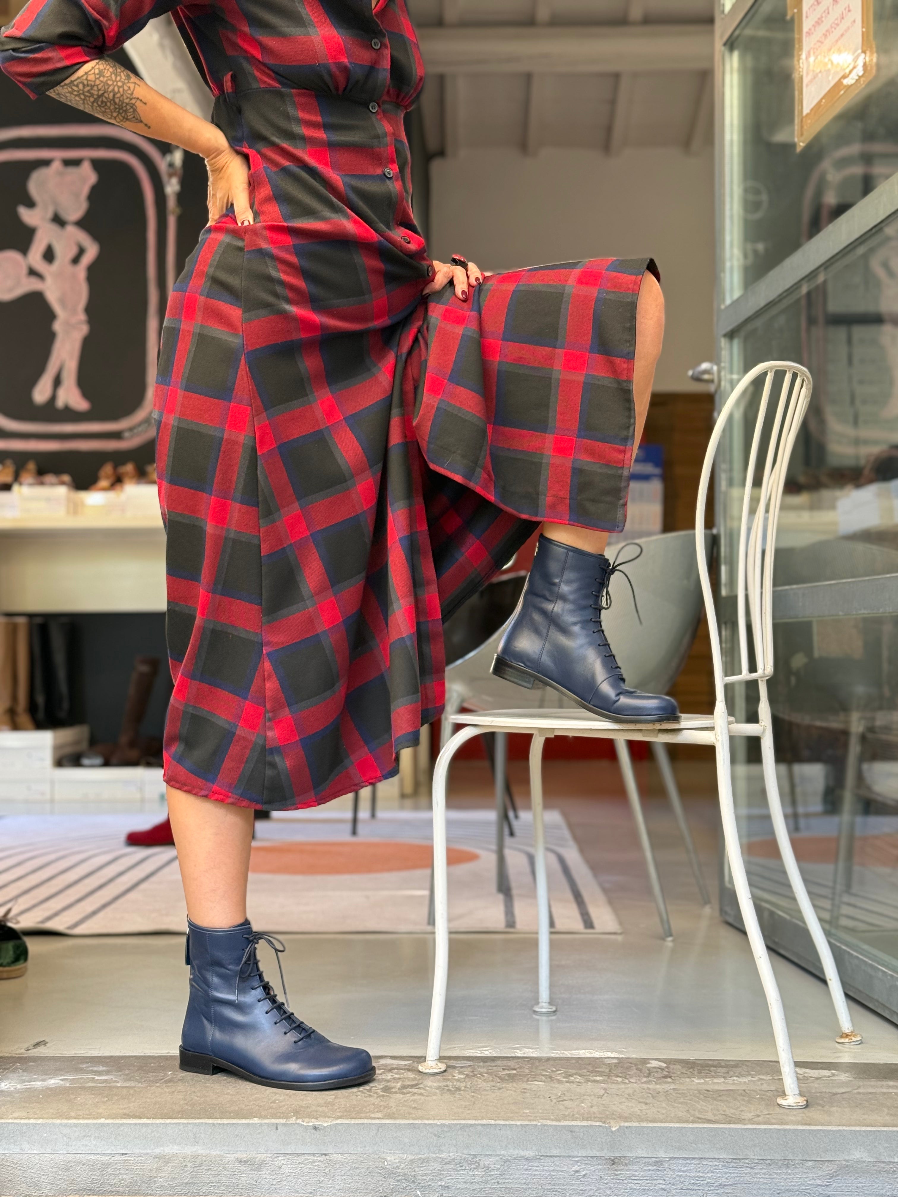 Image of Ozzy Ocean stivaletto allacciato in nappa blu con cerniera artigianale