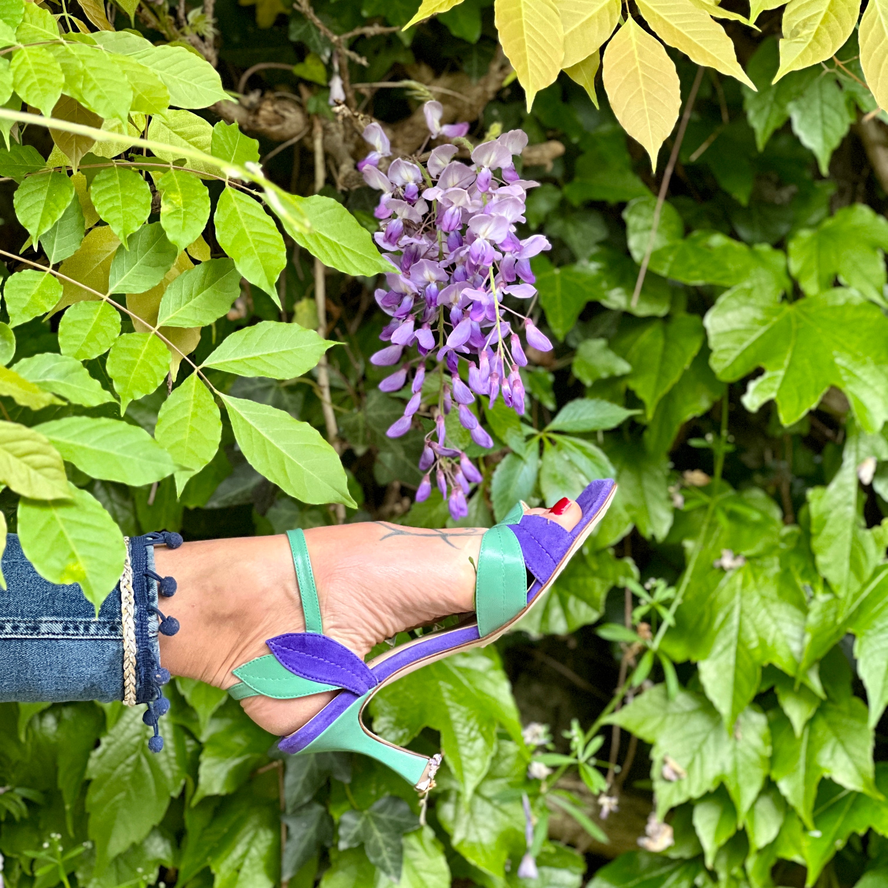 Image of Mercurio Violet sandalo con tacco 7,5 cm. in camoscio viola e nappa verde artigianale Toscano