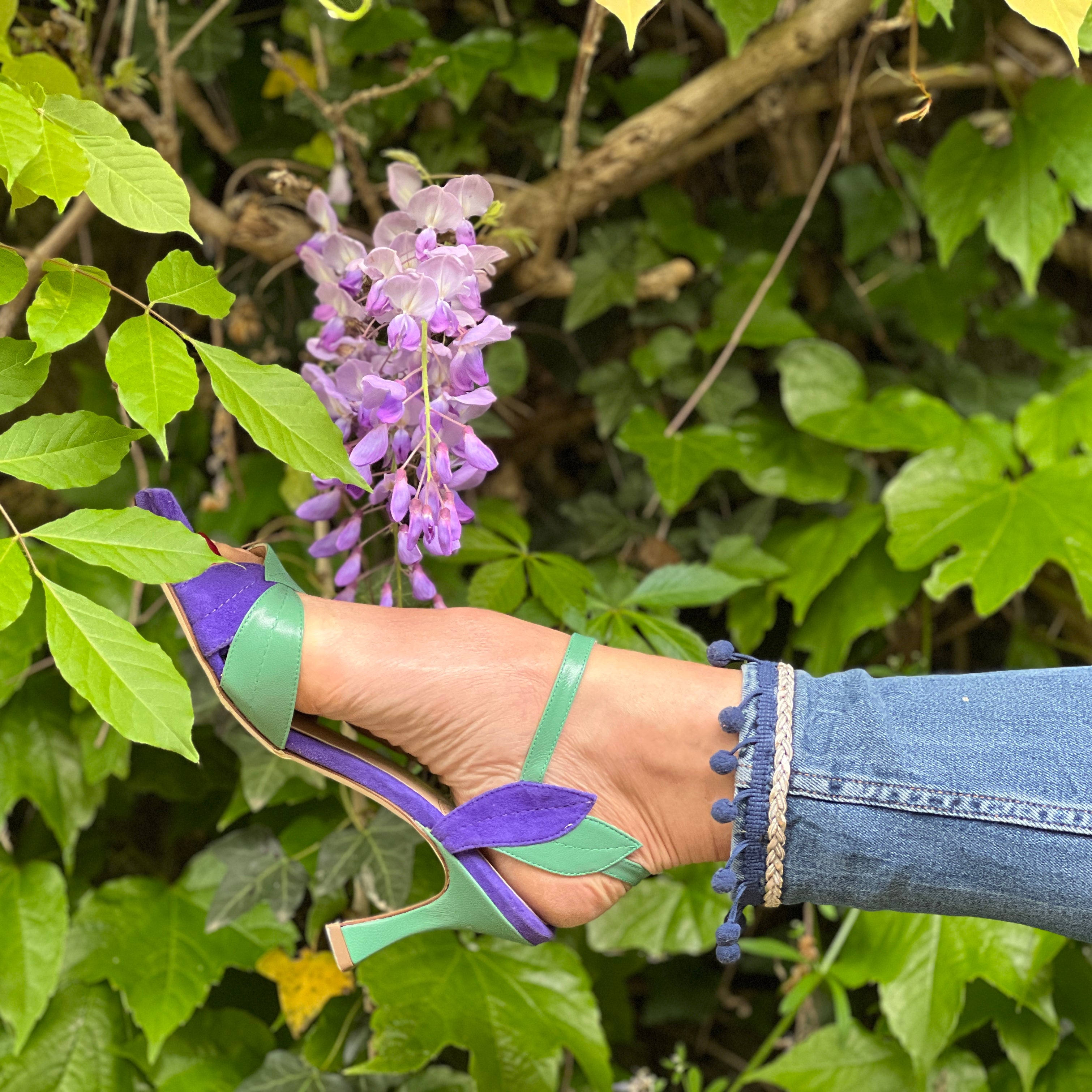 Image of Mercurio Violet sandalo con tacco 7,5 cm. in camoscio viola e nappa verde artigianale Toscano