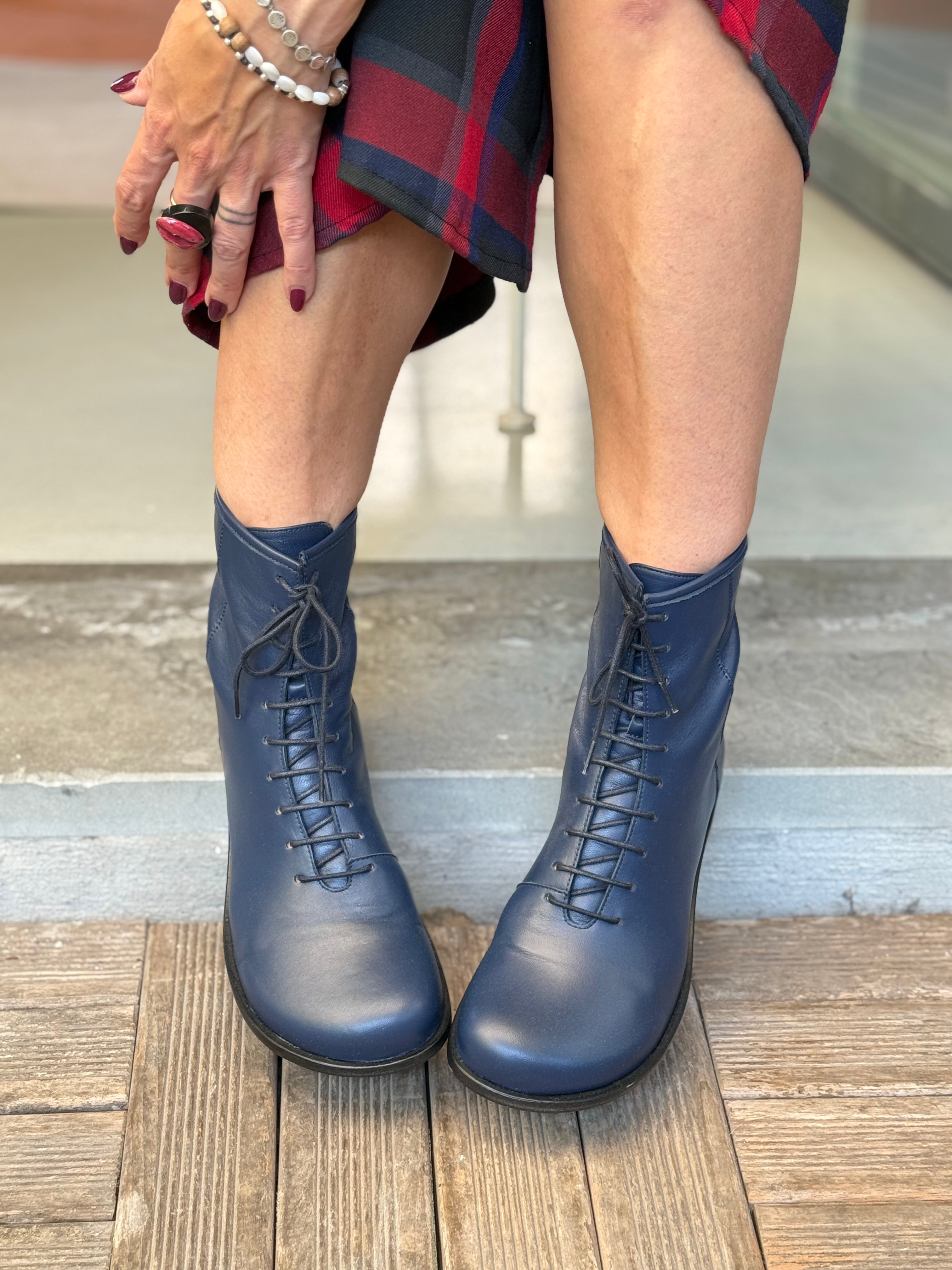 Image of Ozzy Ocean stivaletto allacciato in nappa blu con cerniera artigianale