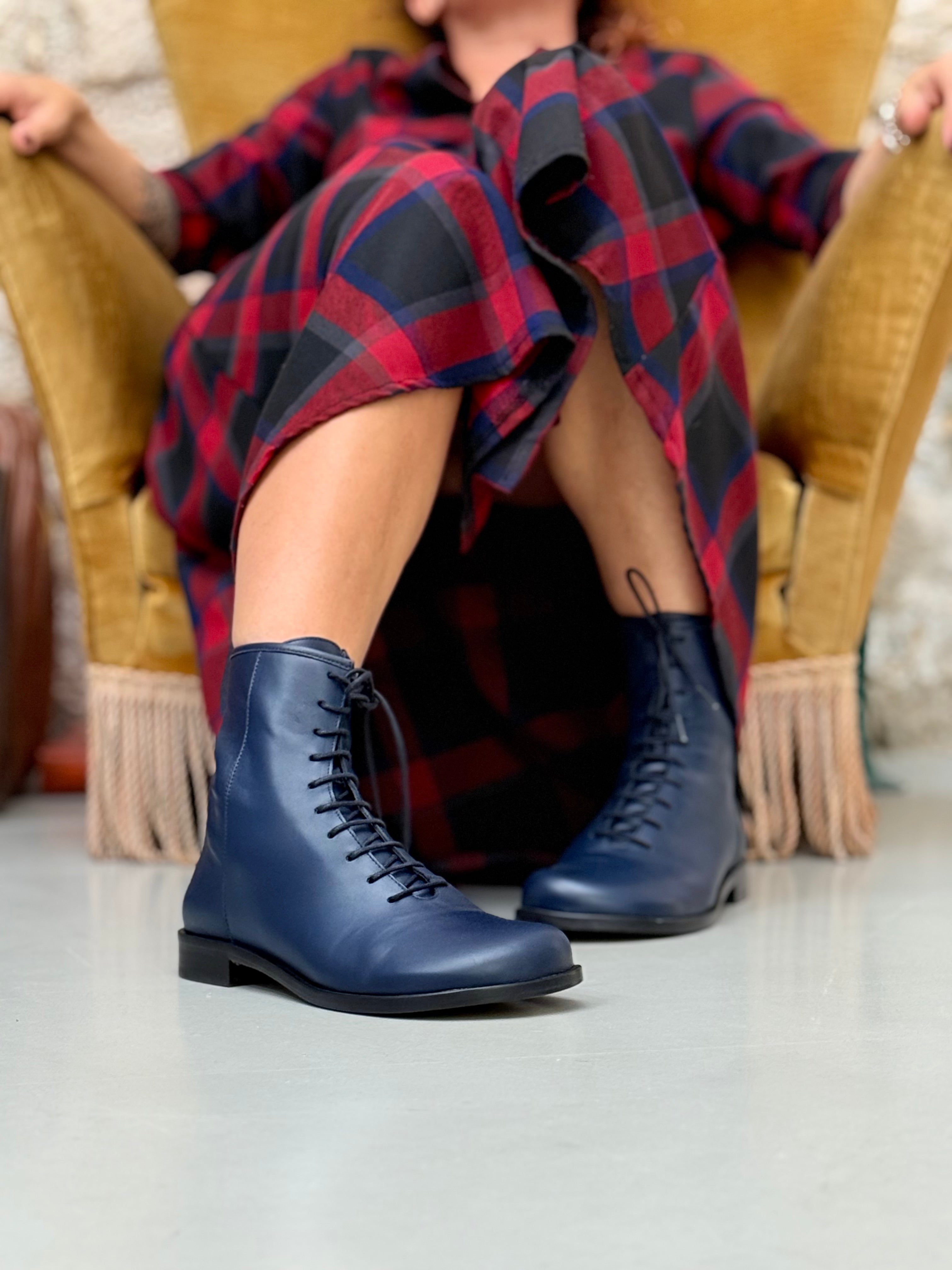 Image of Ozzy Ocean stivaletto allacciato in nappa blu con cerniera artigianale