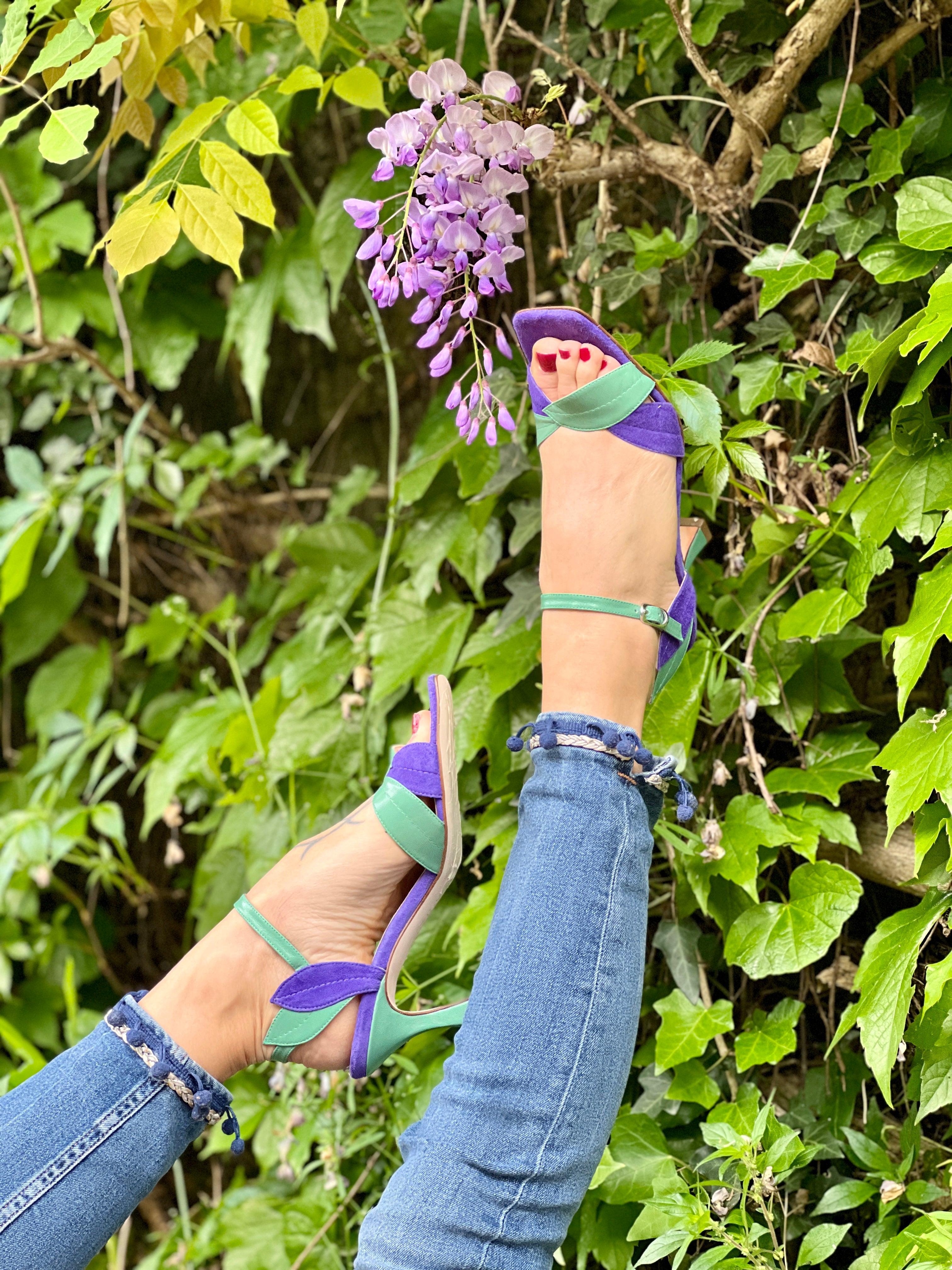 Image of Mercurio Violet sandalo con tacco 7,5 cm. in camoscio viola e nappa verde artigianale Toscano