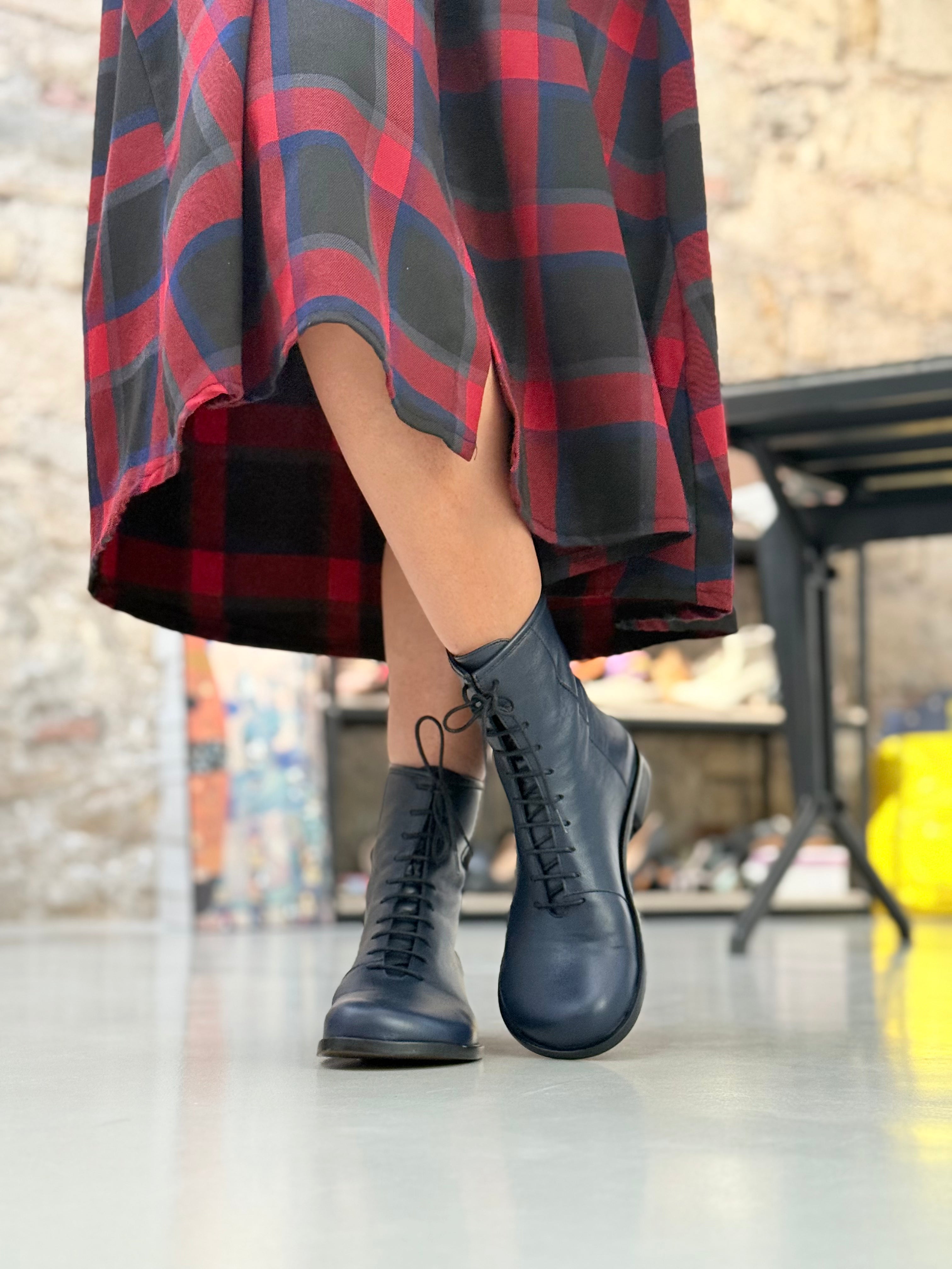 Image of Ozzy Ocean stivaletto allacciato in nappa blu con cerniera artigianale