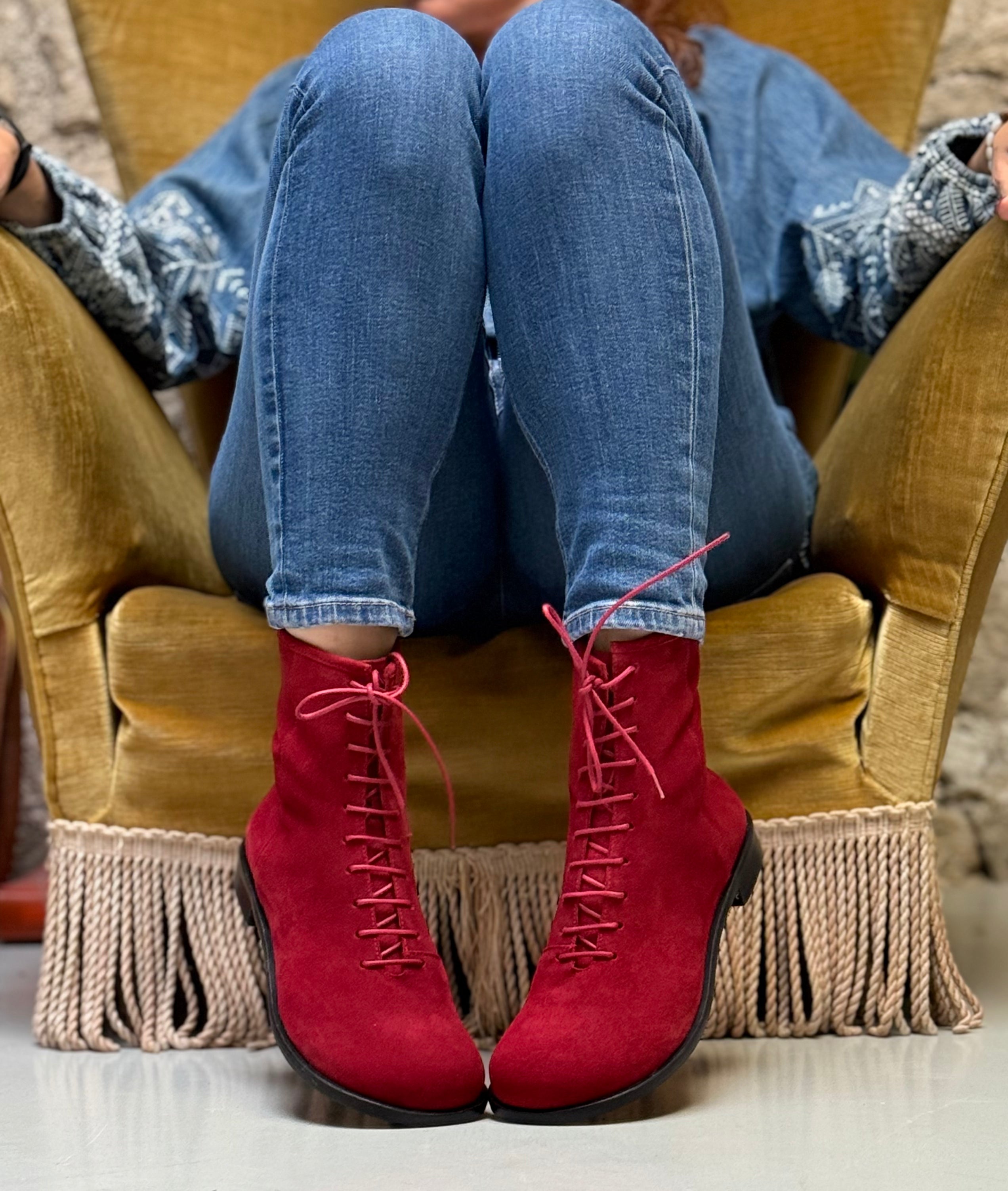 Image of Ozzy Red stivaletto allacciato in camoscio rosso con cerniera artigianale